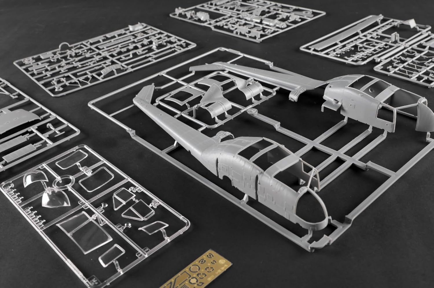 Trumpeter 1/35 USA UH-1B Huey Plastic Model 05111 (Helicopter)