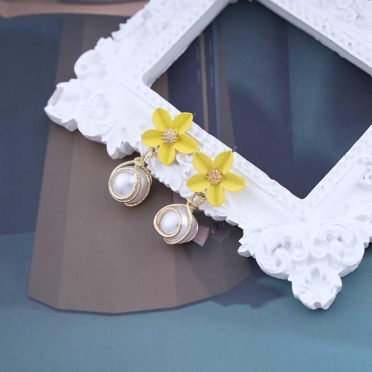 Andelaisi Boho Acrylic Flower Earrings Vintage Acrylic Resin Flower Earrings Gold Pearl Drop Earrings Bridal Flower Floral Earrings Jewelry for Women - Image 6