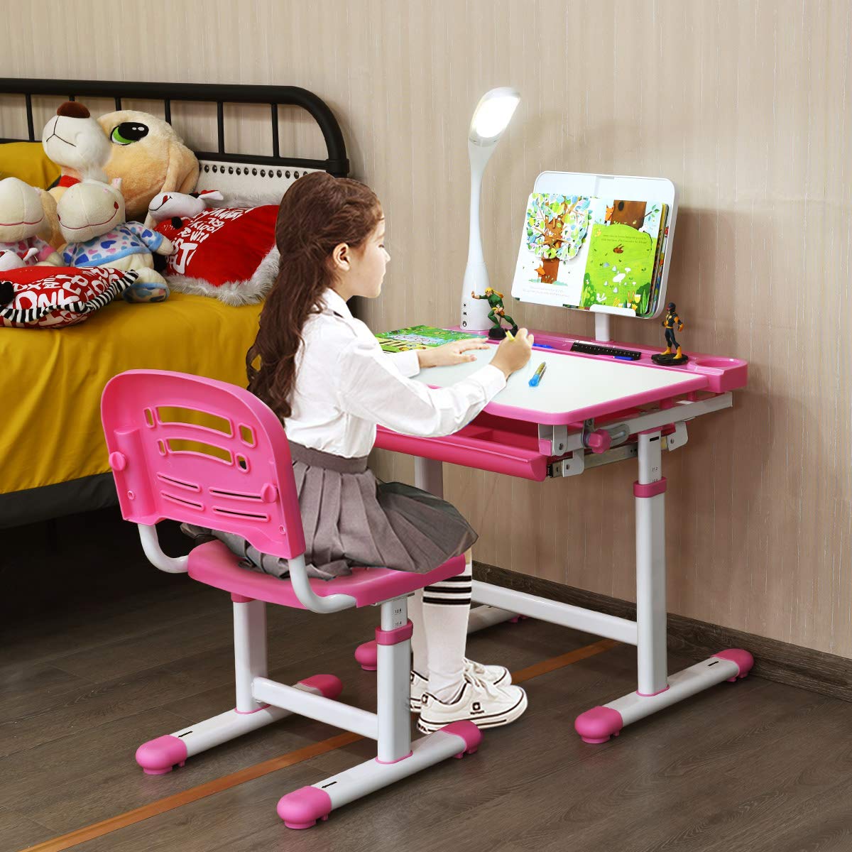 COSTWAY Set Scrivania e Sedia per Bambini 3-12 Anni, Altezza e Angolo Regolabile e Multifunzionale, Con Lampada di Protezione per gli Occhie Cornice per la Lettura (ROSA)