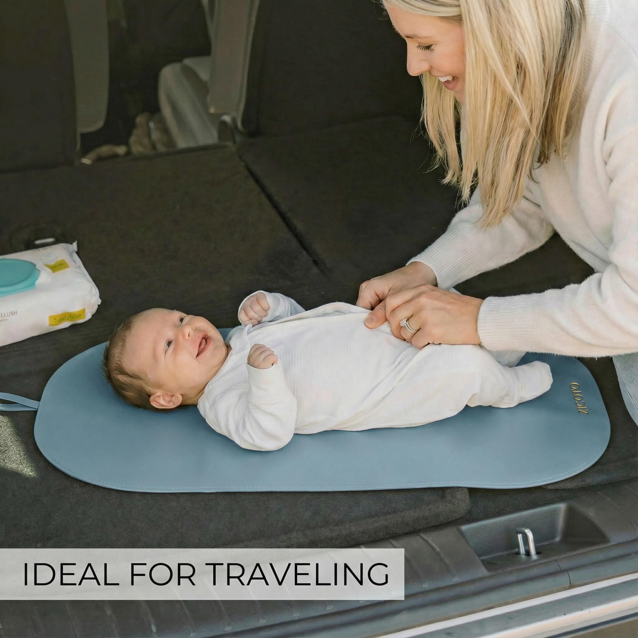 Beau matelas à langer portable – Facile à nettoyer et facile à nettoyer – Le parfait tapis à langer imperméable en cuir végétalien pour les voyages