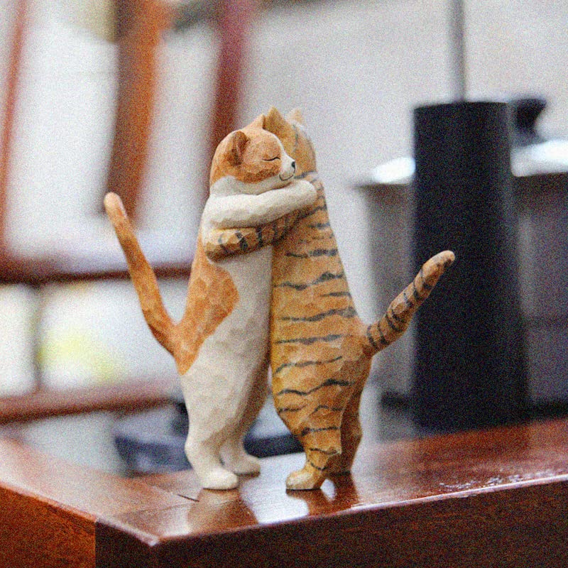 Estatua de gato abrazando con textura de madera miniatura 3