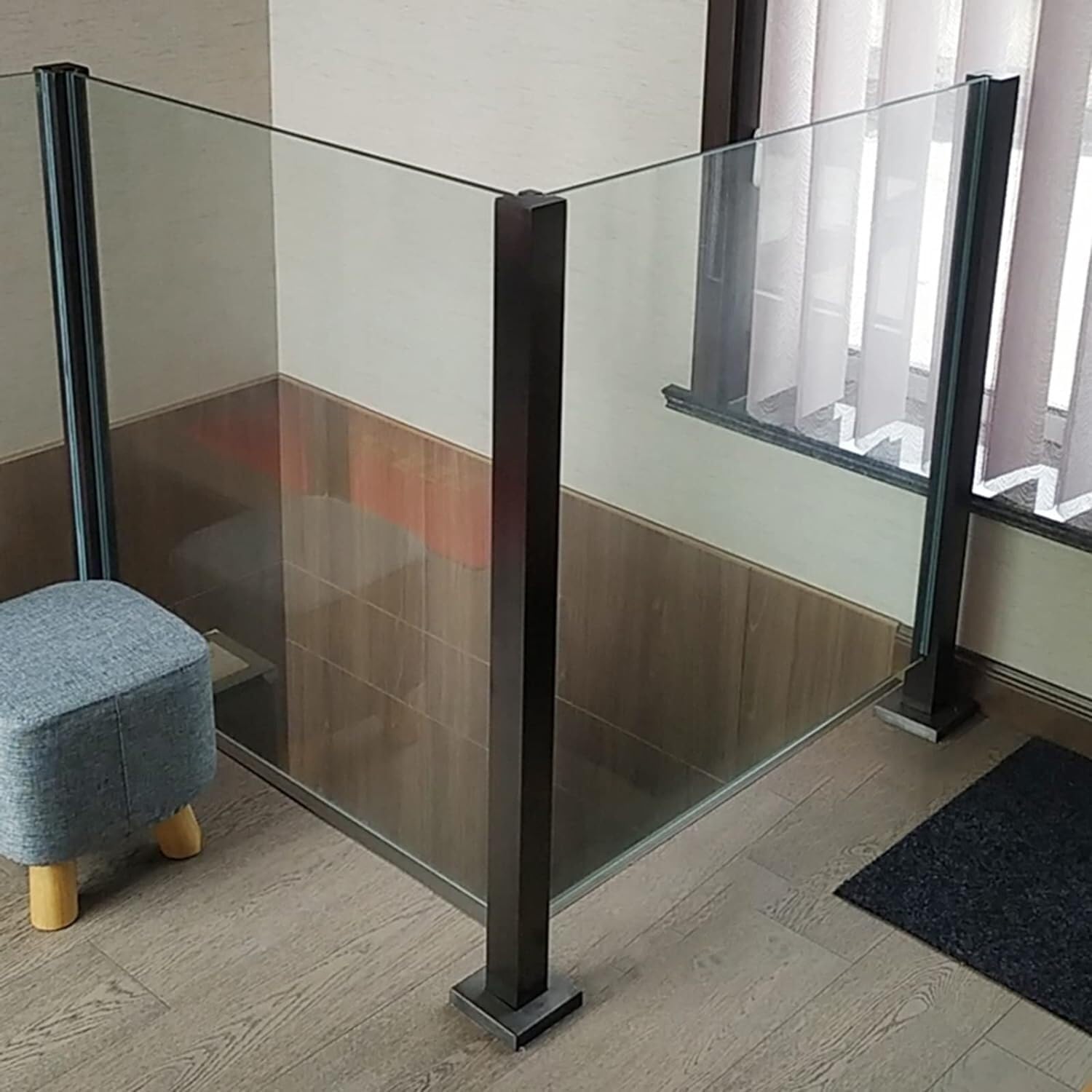 Colonne de garde-corps robuste d'angle pour fixer une barrière instable