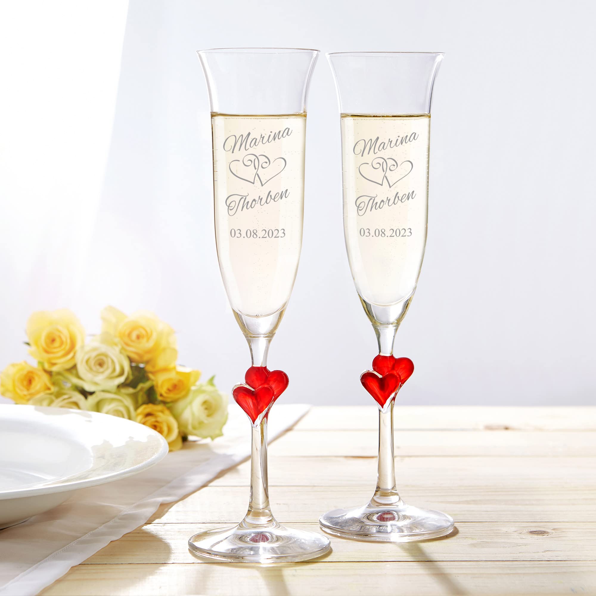 AMAVEL - Set 2 Flûte con Cuori Rossi sullo Stelo e Incisione - Motivo Cuori - Personalizzati con [NOMI] e [DATA] - Calici da Prosecco - Regalo di Nozze - Regalo di Anniversario - San Valentino