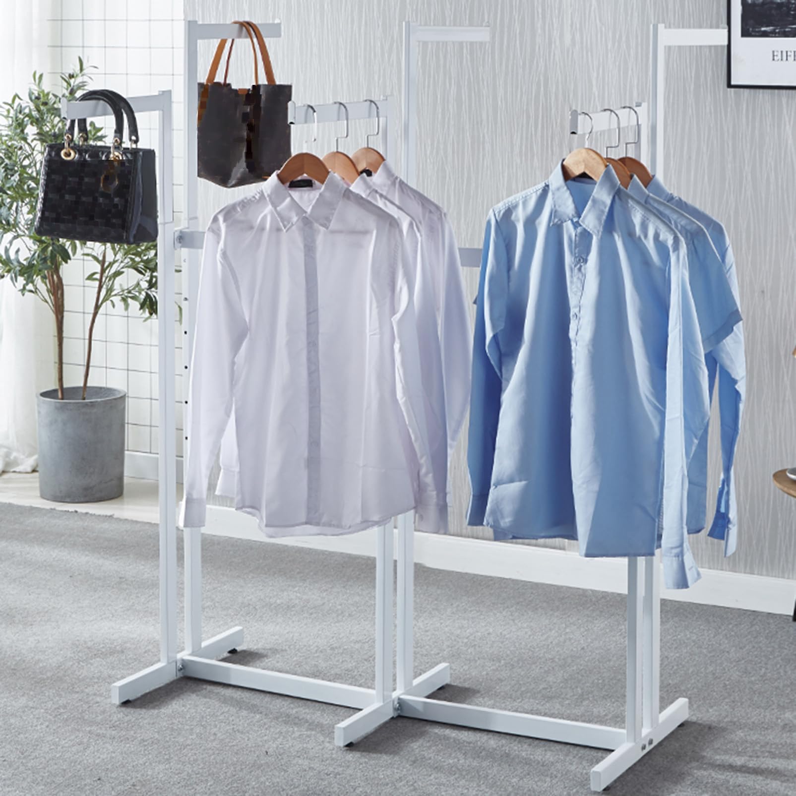 Étagère à vêtements réglable en métal durable pour créer un dressing de style boutique