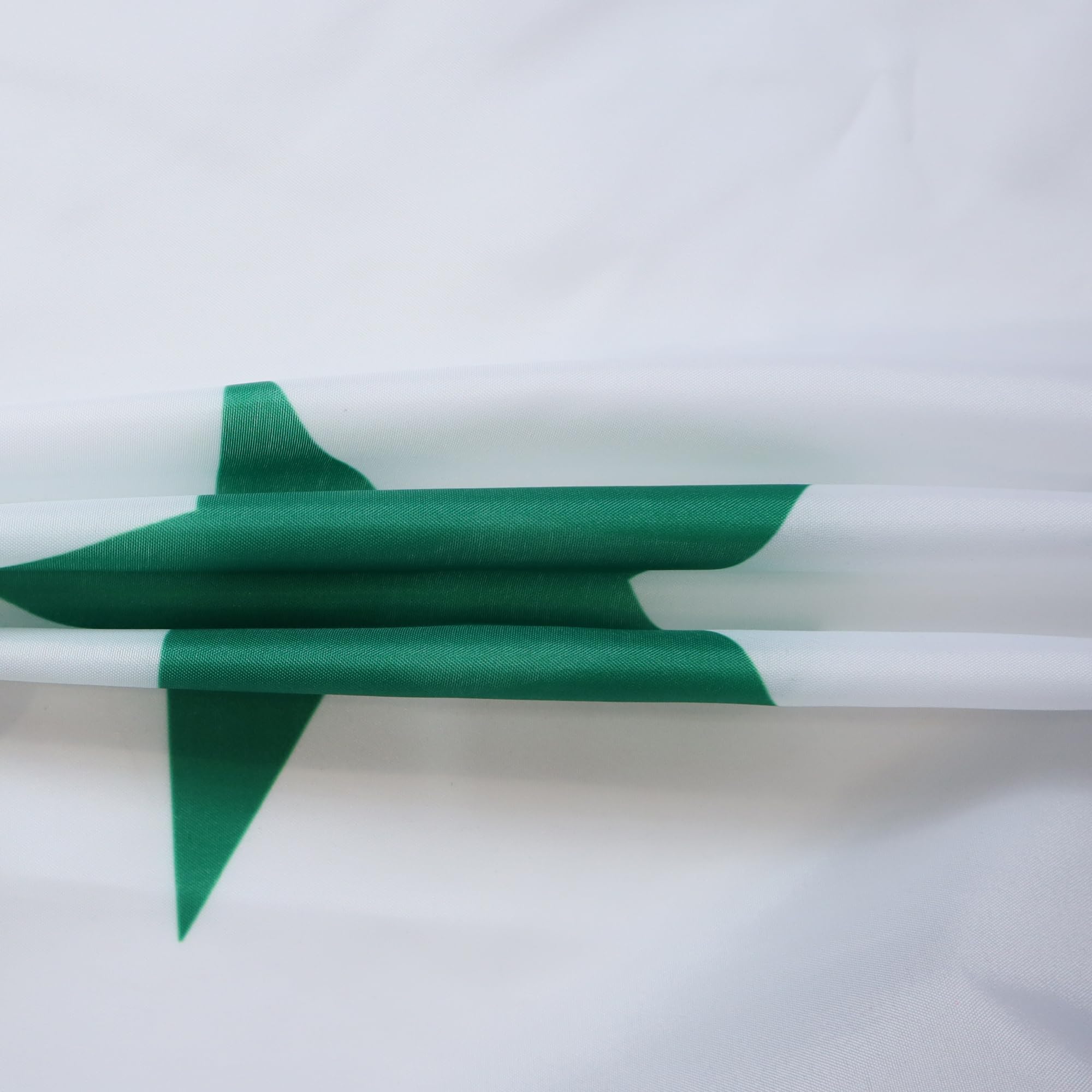 Fituenly Flag Siria 90 * 150 Cm Polyester Siriana Repubblica Araba a Tre Stelle Bandiera Vivida di Colore Esterno Siriano per Arredamento per Feste per Festival