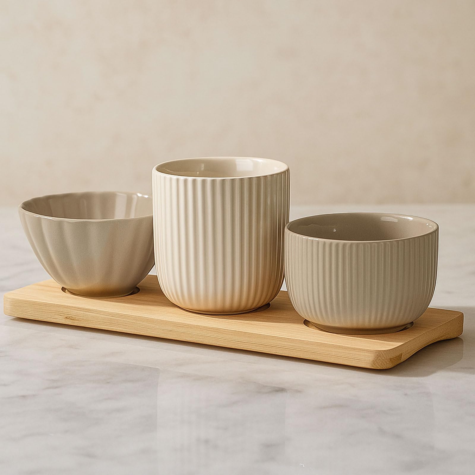 Murago - Servierset mit Bambustablett & 3 Keramikschalen - Dip-Schalen Set für Snacks Tapas Oliven Nüsse modernes Rillendesign Naturtöne Spülmaschinengeeignet Taupe Cream Beige