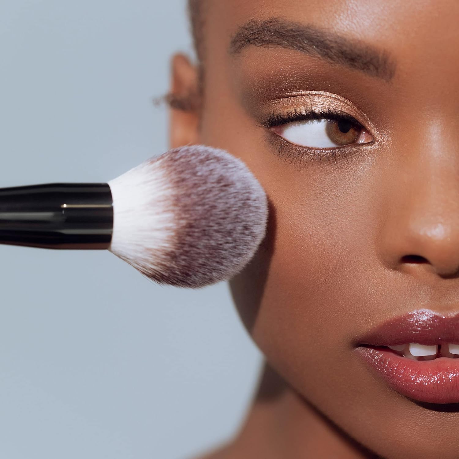 RÓEN Everything Powder Brush | Vegan, Cruelty-Free, Clean Makeup - Image 2