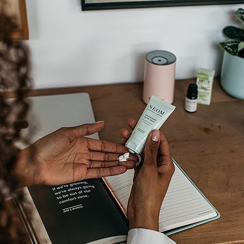 Miniatura 2 de NEOM Bálsamo de manos calmante, 1.0 fl oz | Lavanda, jazmín y palo de rosa | Hidratante y nutritiva | Manteca de karité | Fragancia 100% natural