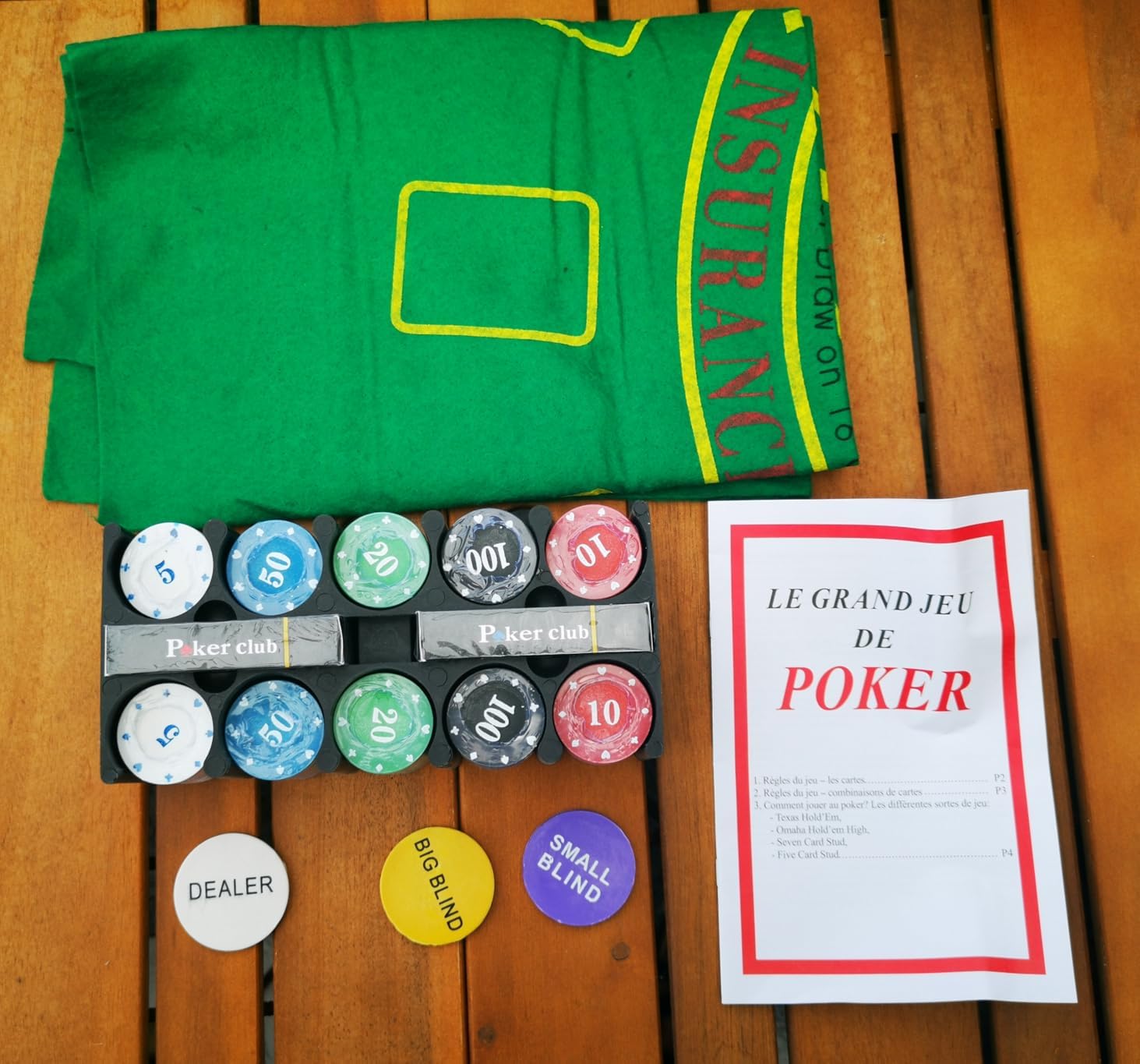 Jeu de Poker Kit Complet avec Tapis. Cartes de Poker Durables et Malette Poker. Devenez le Maître du Hasard avec ce Set de Poker de Luxe. Élégance dans Chaque Carte et Maîtrise dans Chaque Paris.