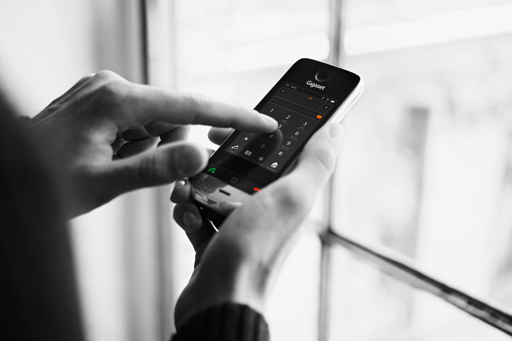 Gigaset SL910 - Schnurloses Design-Telefon - großes 3,2" Touchscreen - Full-Touch Benutzeroberfläche - edles Echtmetall-Rahmen - individuelle Menükonfiguration, pianoschwarz
