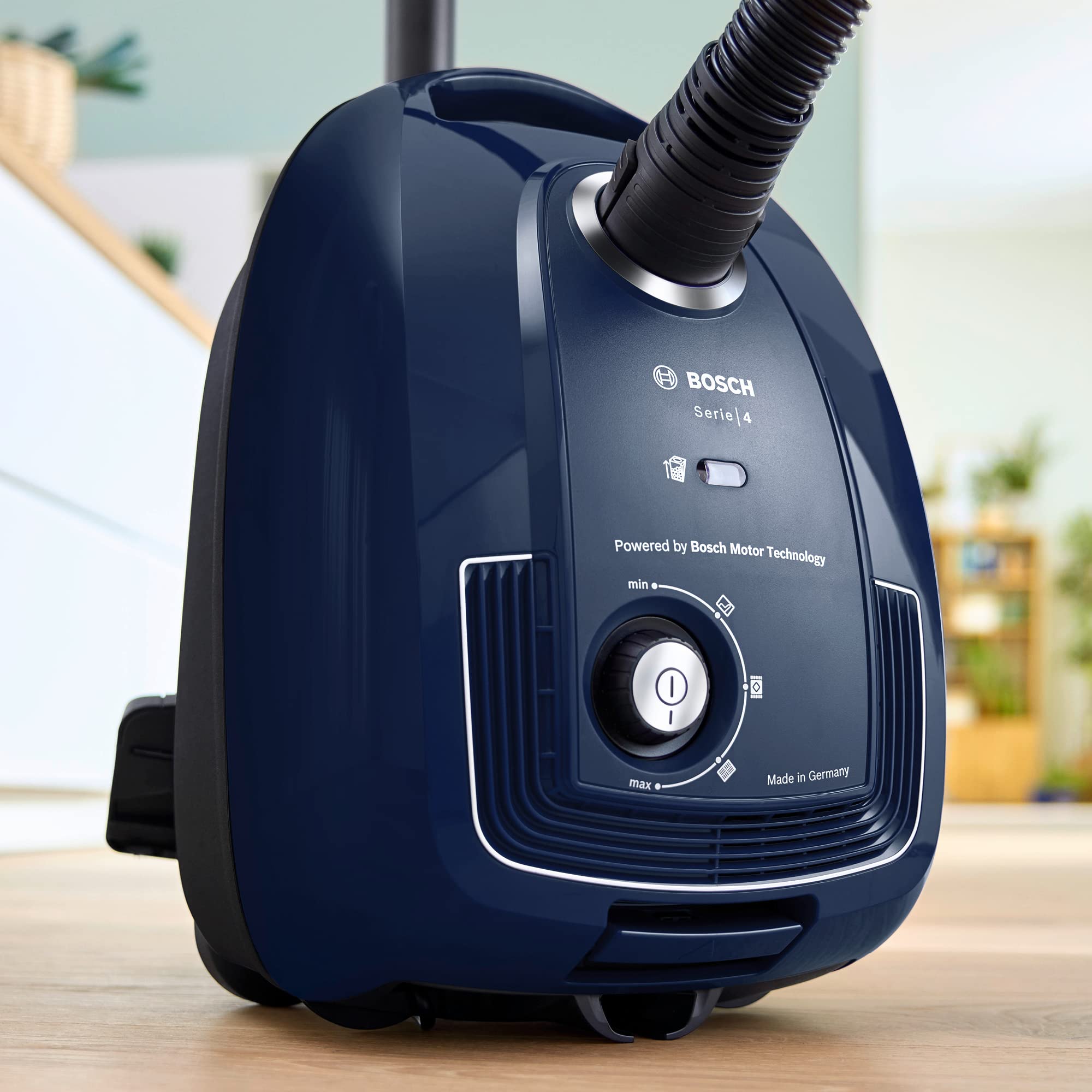Bosch Staubsauger mit Beutel Serie 4 BGD38BU2, nachhaltig, Hygiene-Filter, 10 Jahre Motorgarantie, Zubehör-Clip, Polsterdüse, Fugendüse, hohe Saugkraft, Made in Germany, 600 W, blau