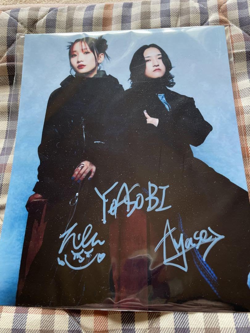 Amazon.co.jp: YOASOBI 直筆サイン入り写真 証明書 : ホーム＆キッチン