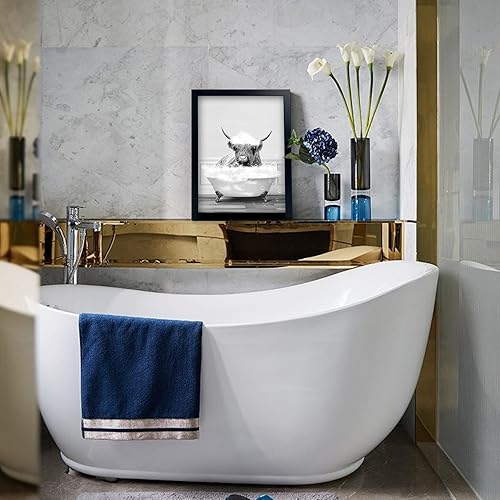 Miniatura 2 de Divertido arte de pared enmarcado de vaca Highland en bañera, lienzo blanco y negro de vaca en el baño, imagen de baño de granja, decoración de