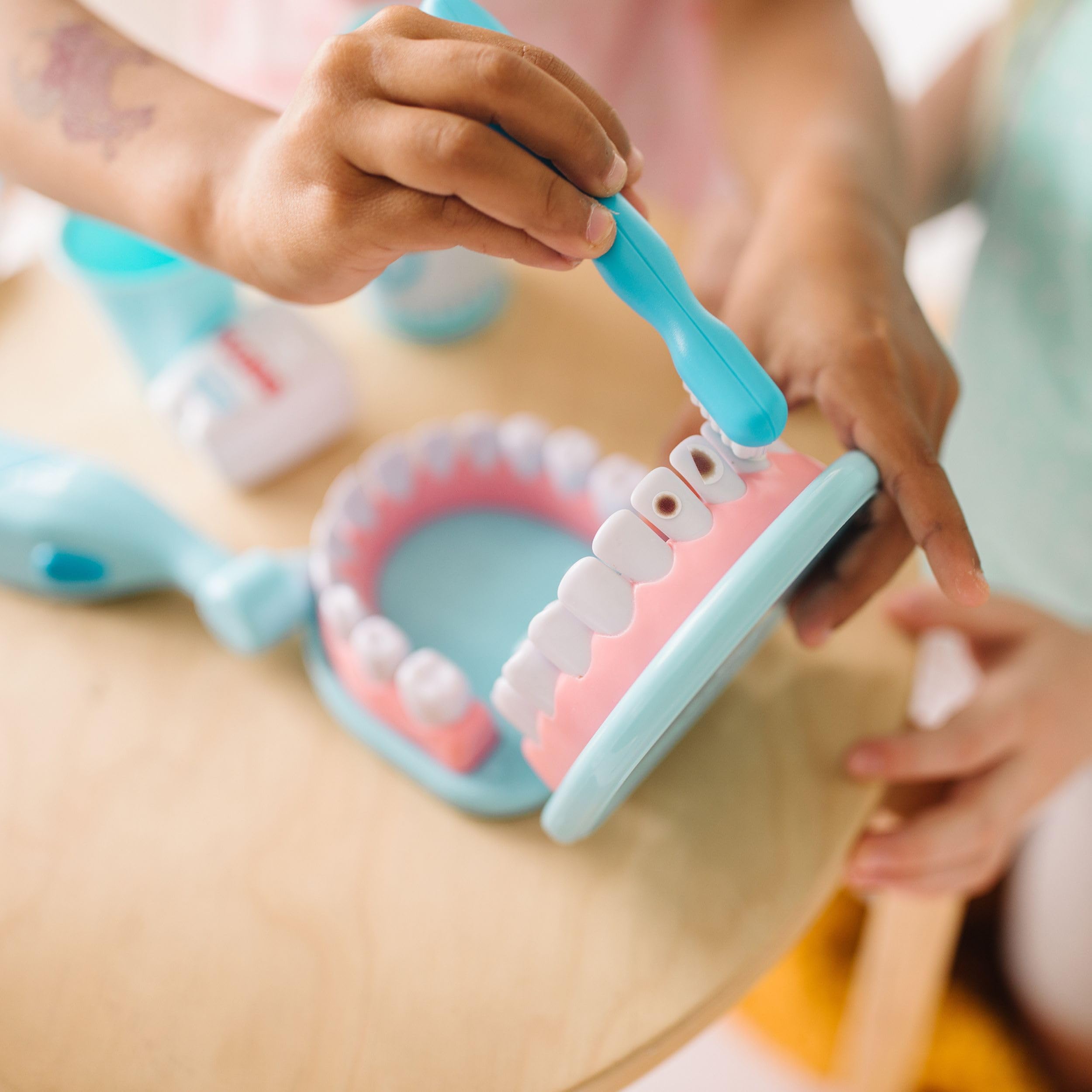 Melissa & Doug Set Per Piccoli Dentisti - Gioco Dentista con Attrezzi, Valigetta Medico, Giocattolo Educativo, Giochi di Imitazione Montessori, Regalo per Bambini e Bambine, 3+ Anni