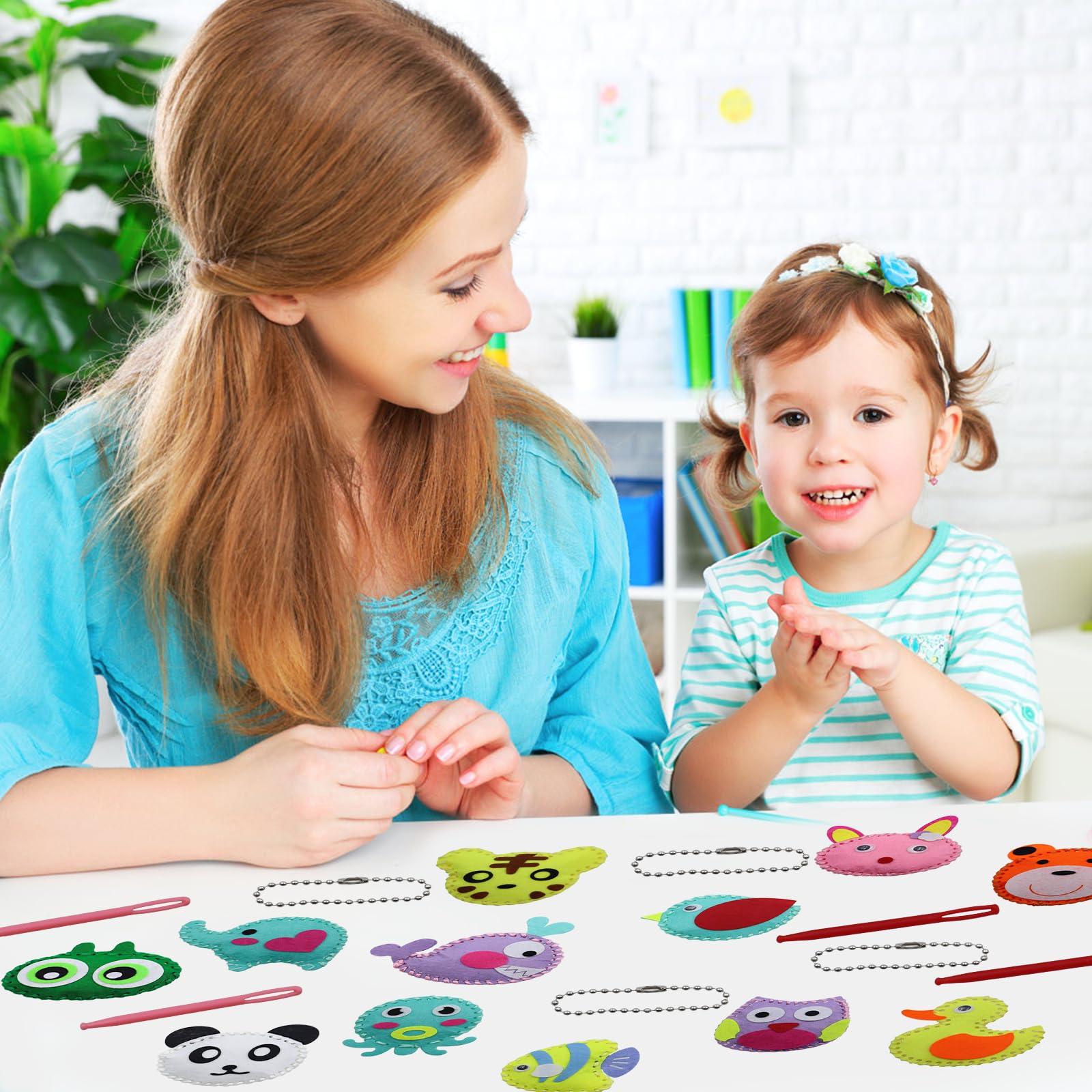 Kit Couture Enfant Forêt Animaux en Feutre 12 Pièces DIY Jouets à Coudre avec Ciseaux pour Enfants 6 Ans+