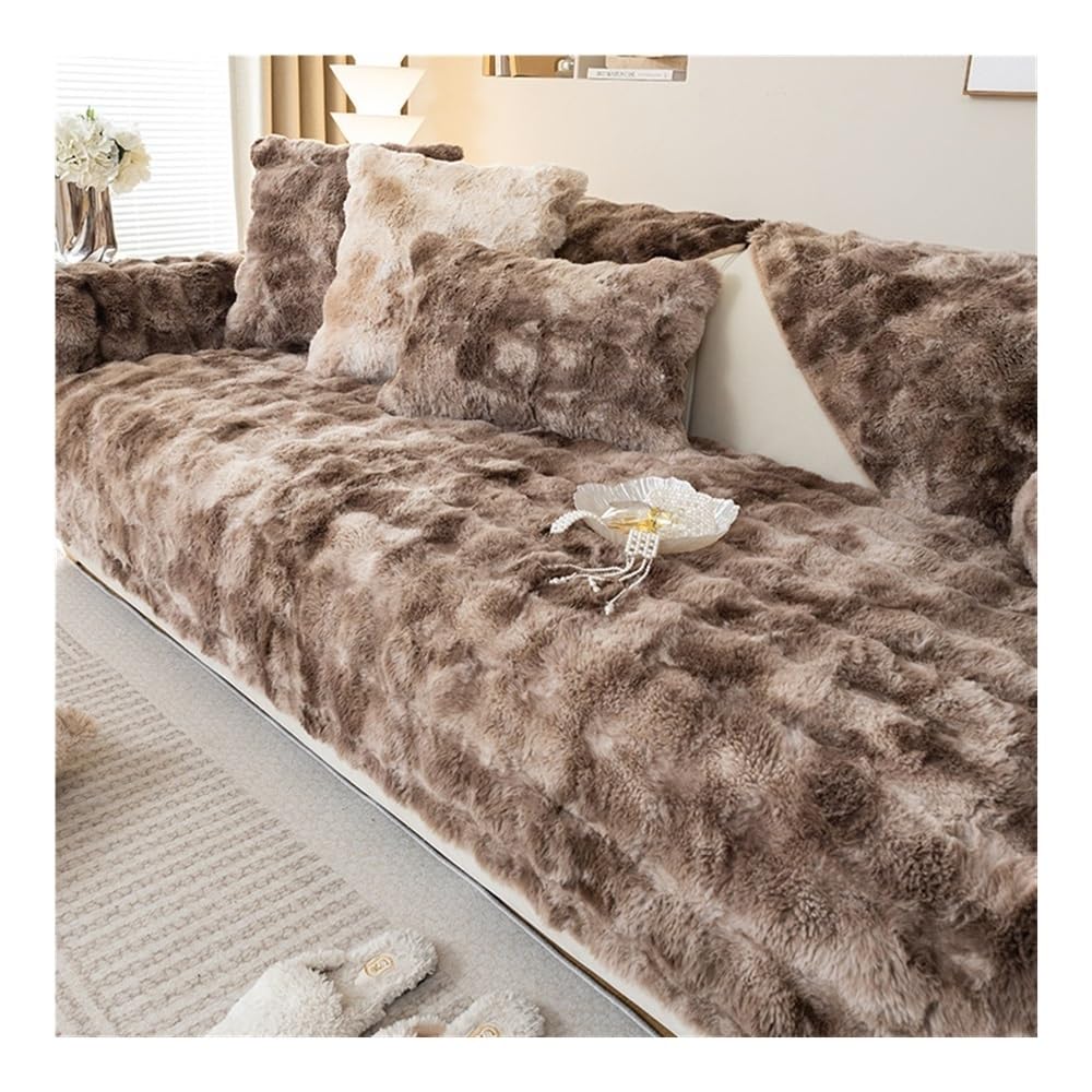 Housse de canapé en fausse fourrure pour protéger un meuble usé avec une peluche ultra douce