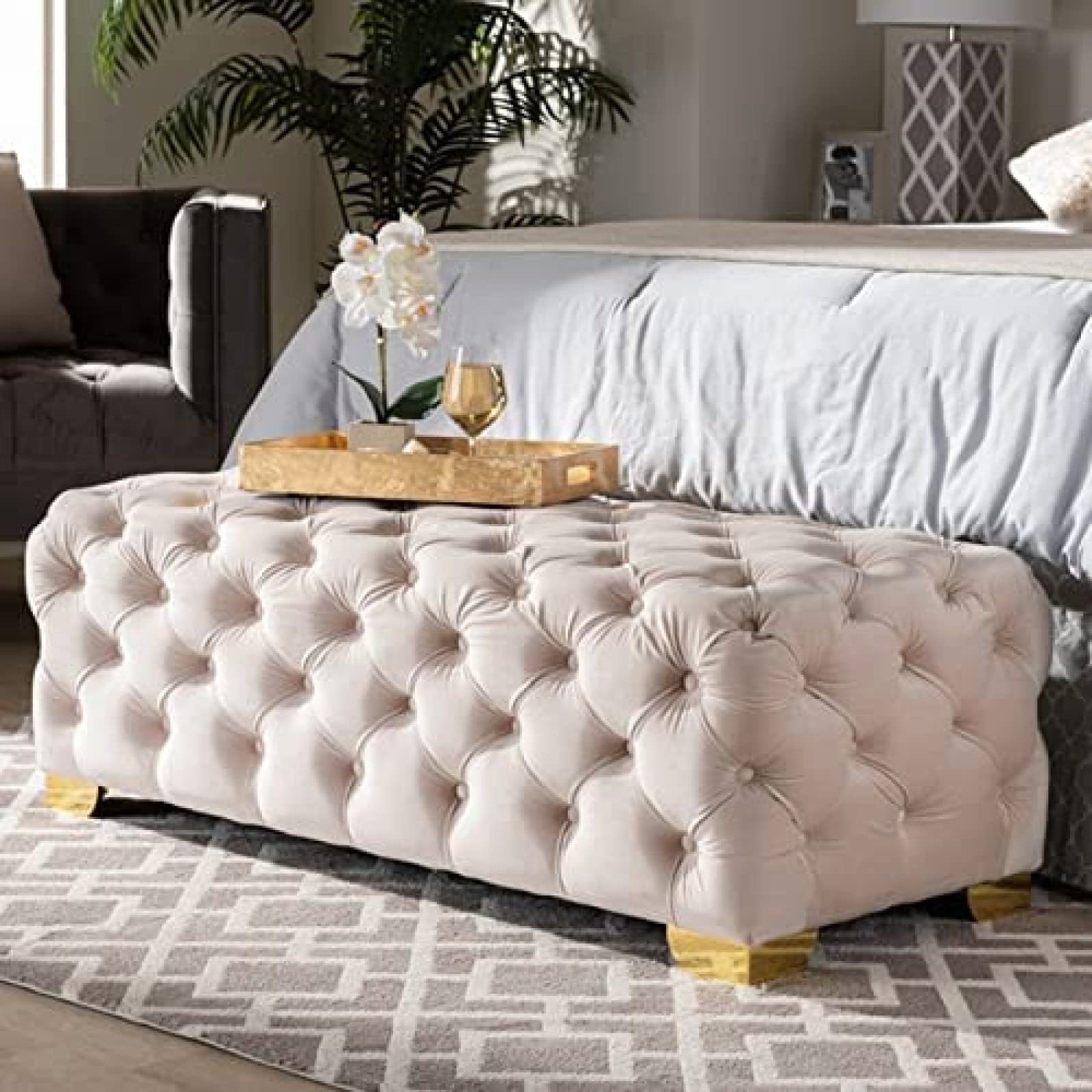 Pouf en velours rembourré et grand tabouret repose-pieds pour créer un coin détente cocooning