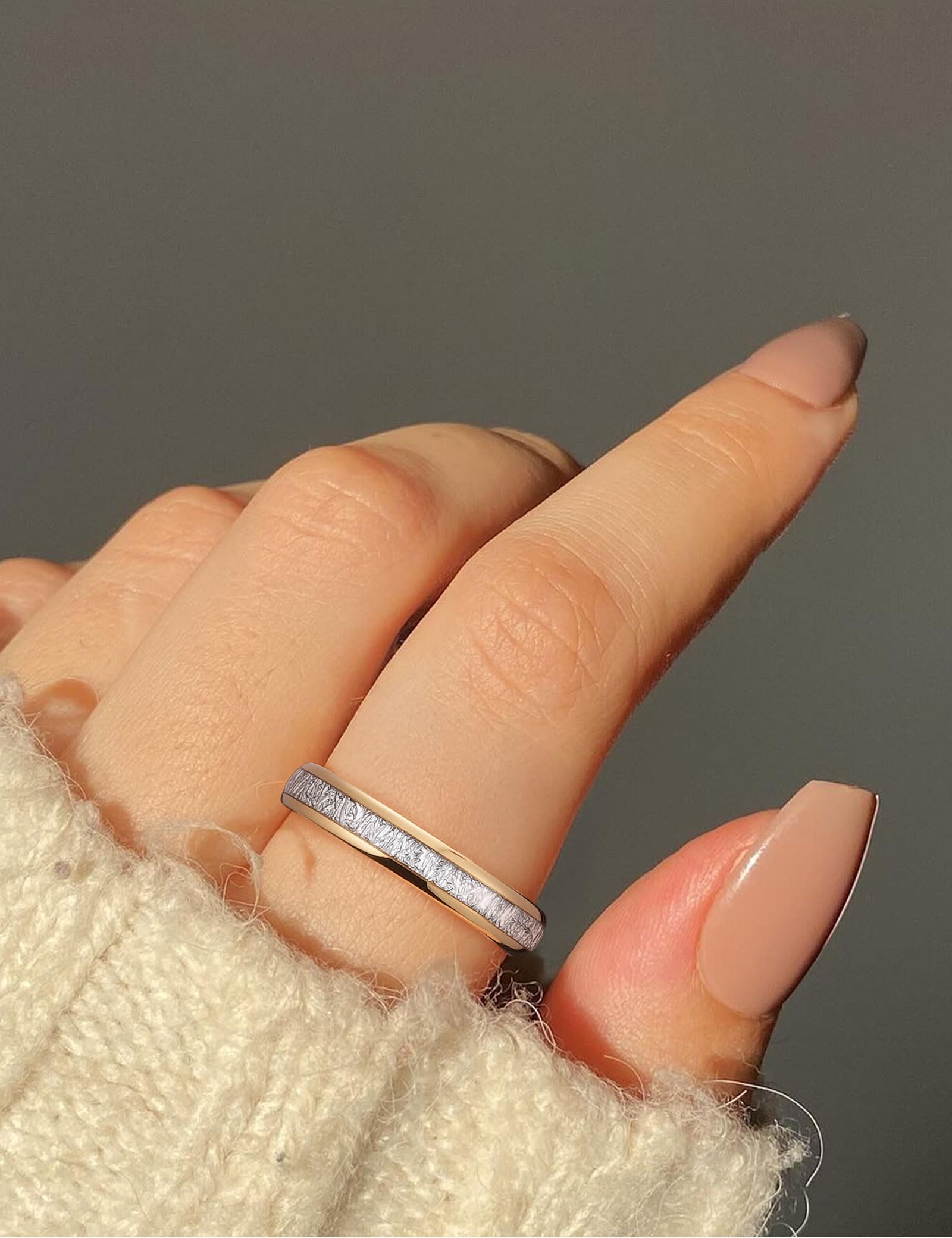 King Will Anello da donna in carburo di tungsteno 4 mm – oro impilabile, inserto in meteorite imitato, bombato, lucido, anello nuziale classico, vestibilità confortevole 62.2 (19.8)