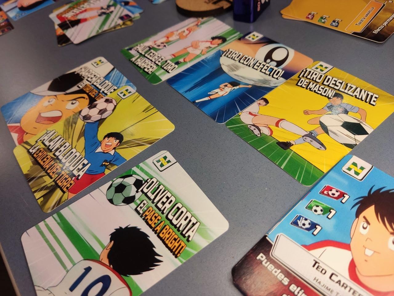 Juego de Cartas Campeones Oliver y Benji | Duelo New Team vs Toho | Juego de Fútbol para Niños +10 Años y Fans Retro | Regalo Ideal con Dados, Cartas Especiales y Marcador de Partidos