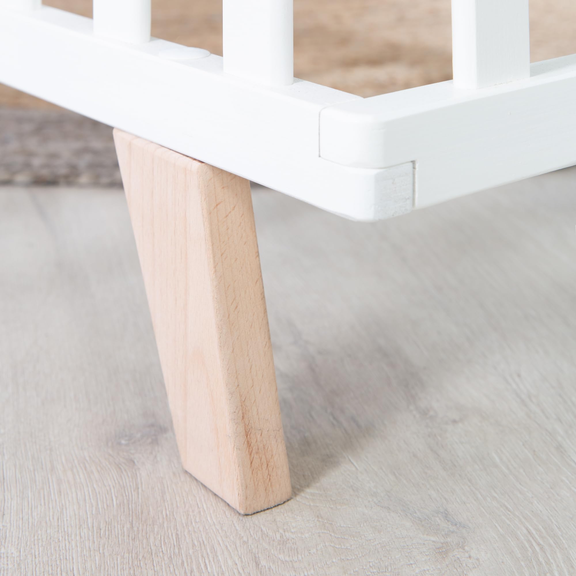 roba Parc Bébé en Bois Massif Bio 75 x 100 + Tapis de Parc Lil Planet Vert Givré - Certifié OEKO-TEX et GOTS - Base Ajustable en Hauteur - Design Rétro - Laqué Blanc