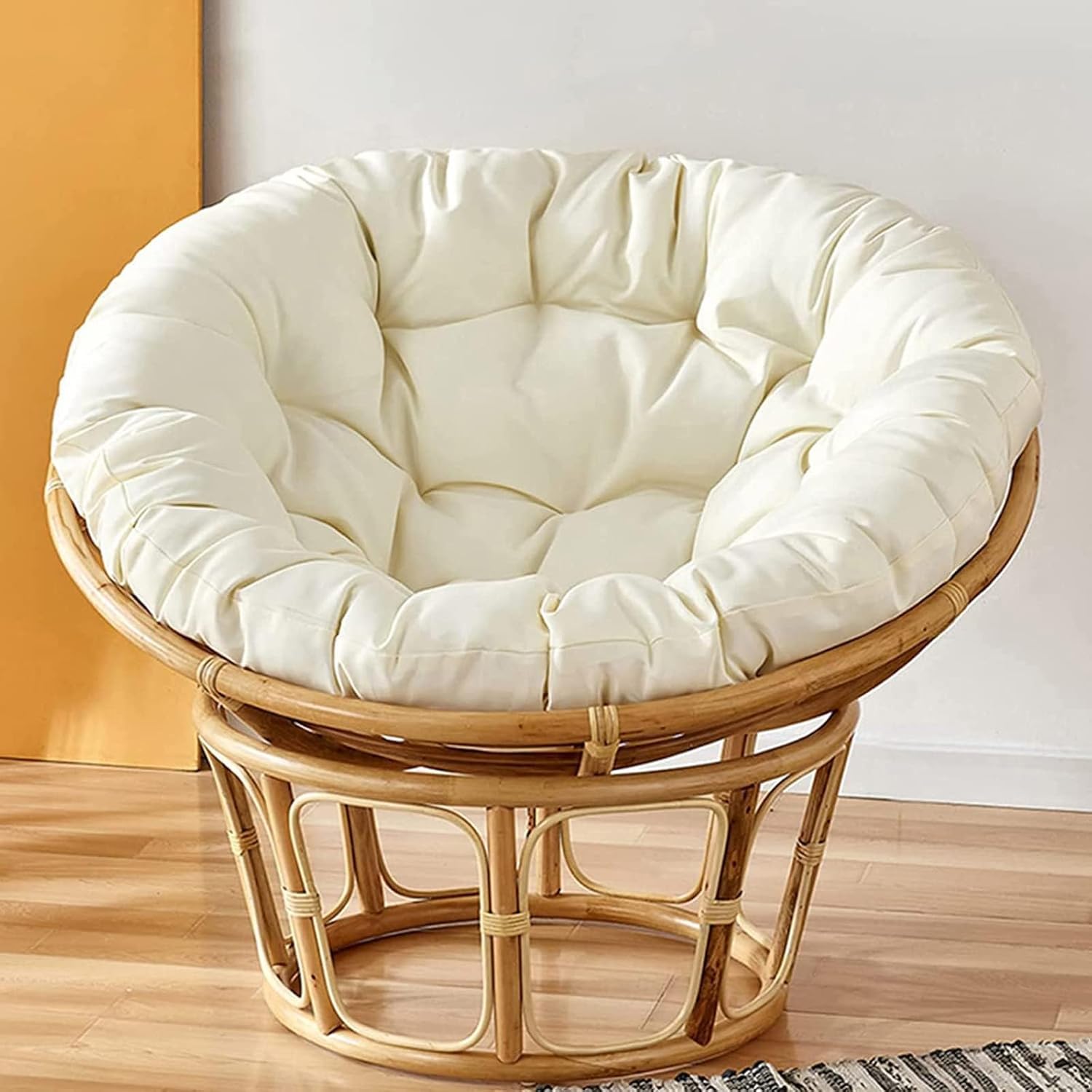 Coussin pour chaise Papasan blanche dans un coin lecture cocooning