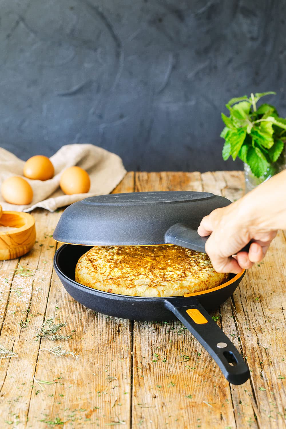 BRA Efficient Duo | Poêle à Omelette Double Pommes de Terre, Diamètre 26 cm, Fonte d'Aluminium, Triple Couche Antiadhésive, 100% Sans PFOA, Pour Tous Types de Cuisinières