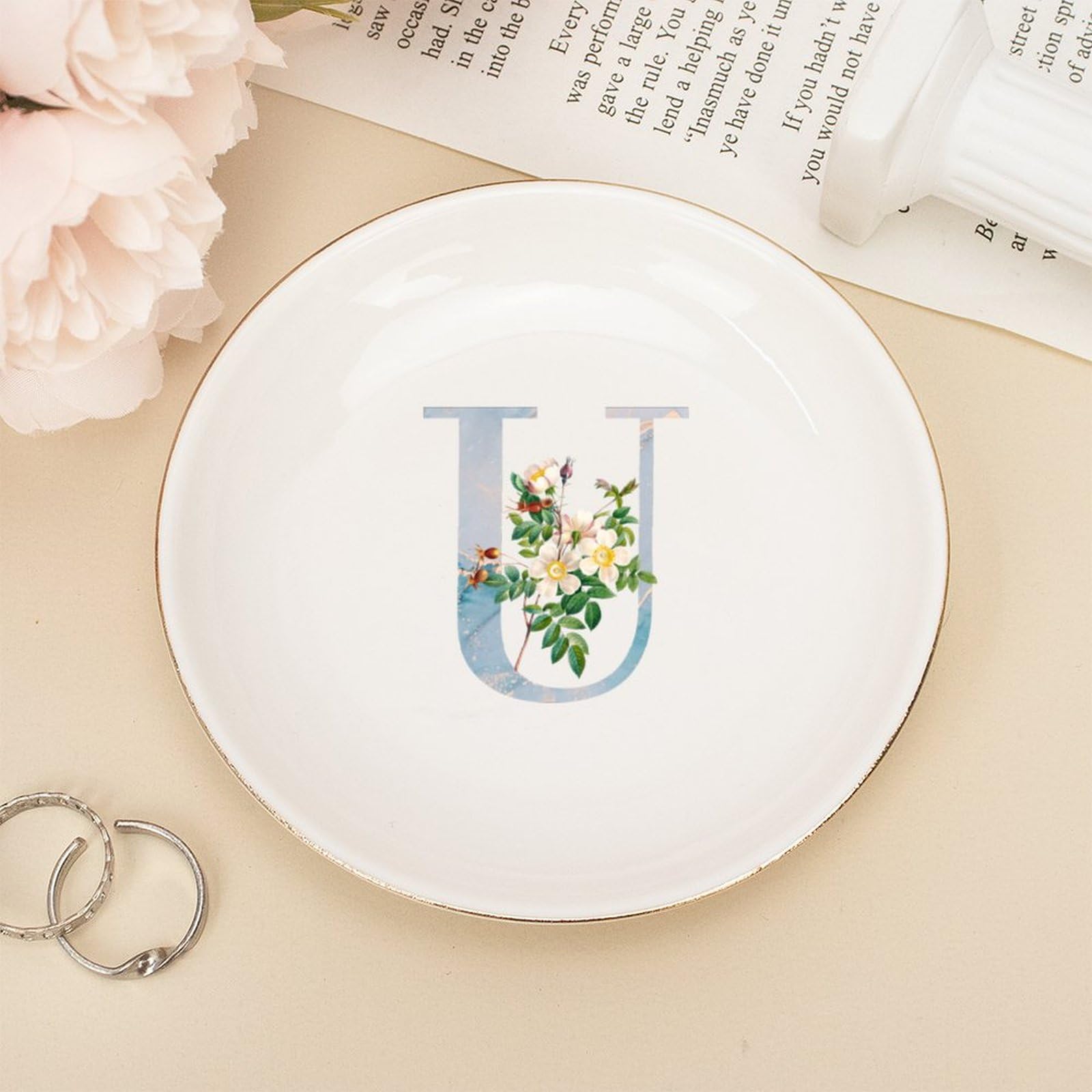 Cadeau de fiançailles : plat à bijoux avec initiales et porte-clés lettre