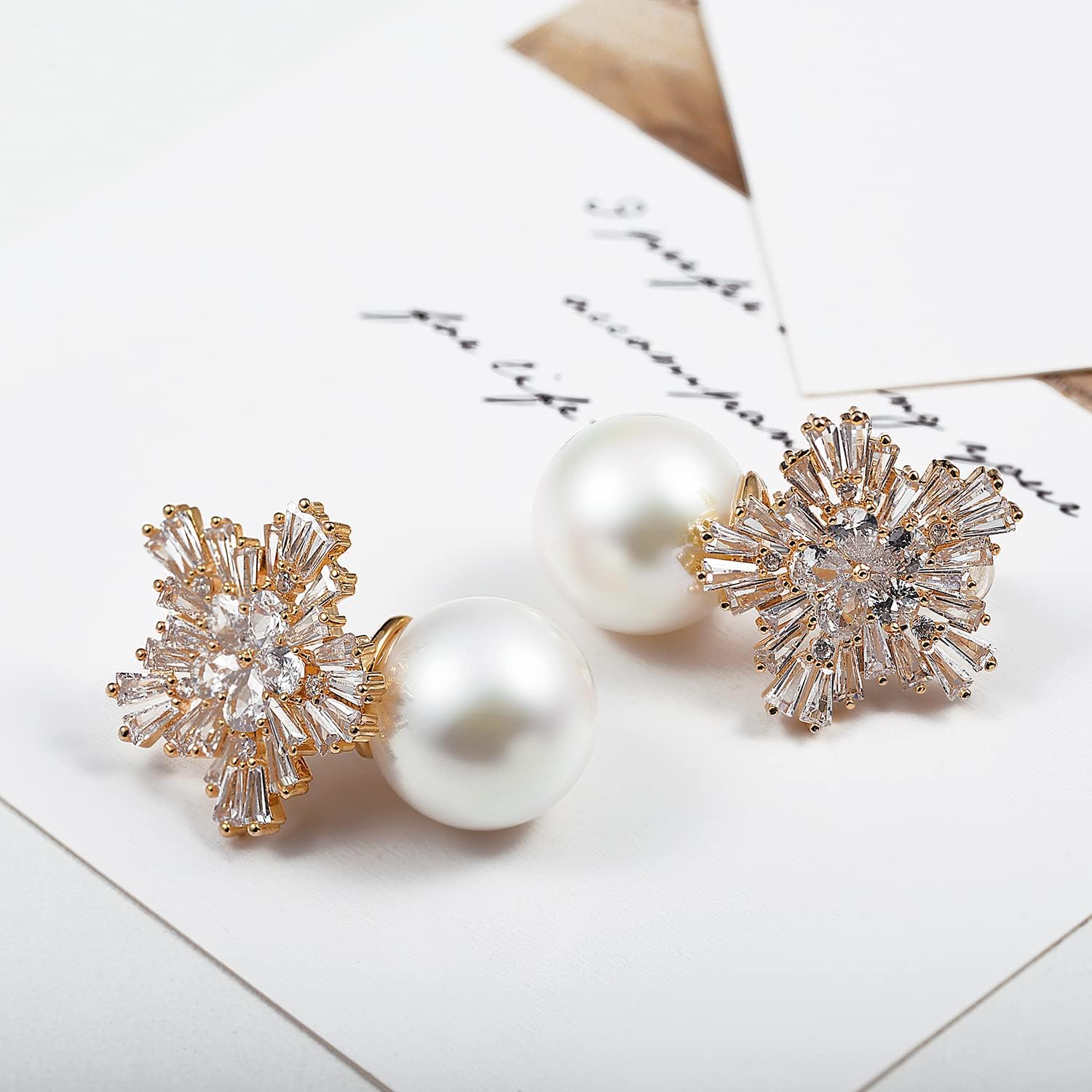 Şık ve zarif suni inci kar tanesi küpeler, kadın stili.