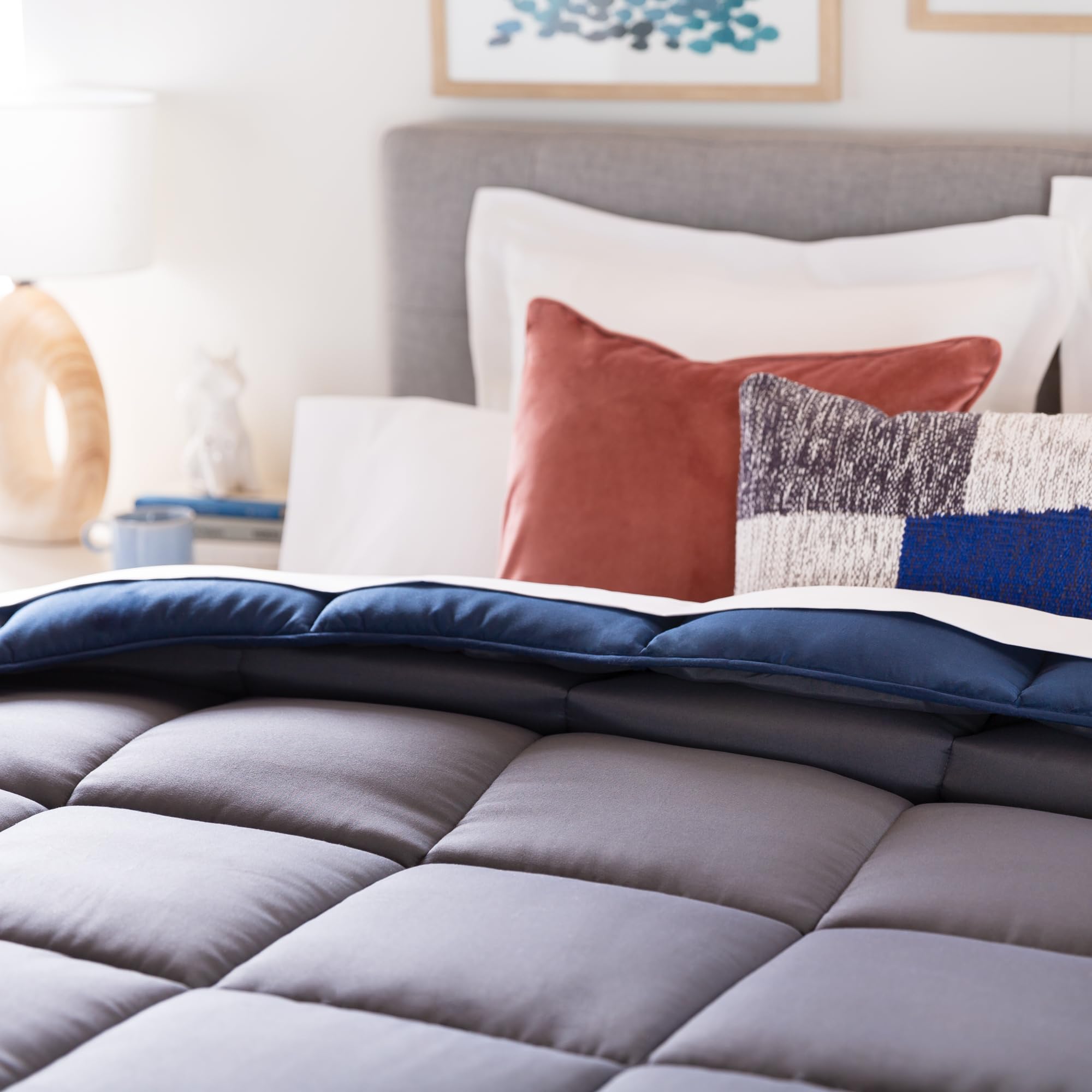 Linenspa 4 Jahreszeiten Bettdecke aus Microfaser – Ganzjahresdecke – Ultraweich – Steppdecke 220x240 cm, Navy Blau / Dunkelgrau