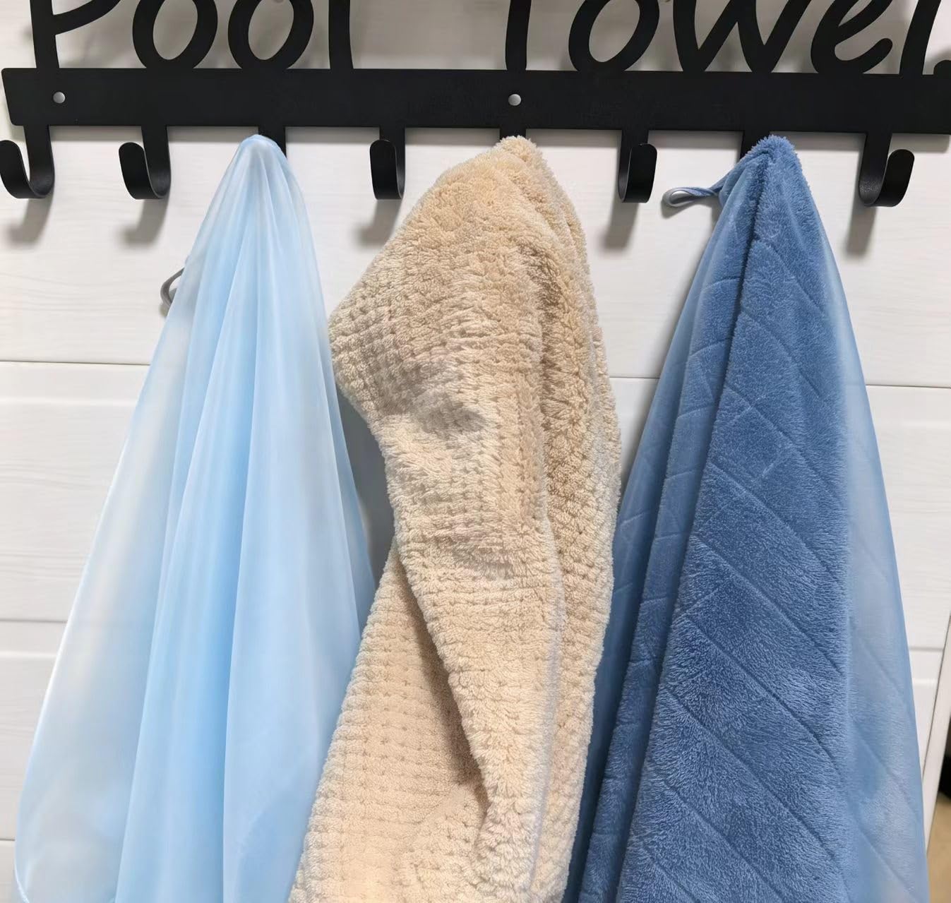 Porte-serviettes de piscine noir avec 9 crochets pour peignoirs et vêtements (noir)