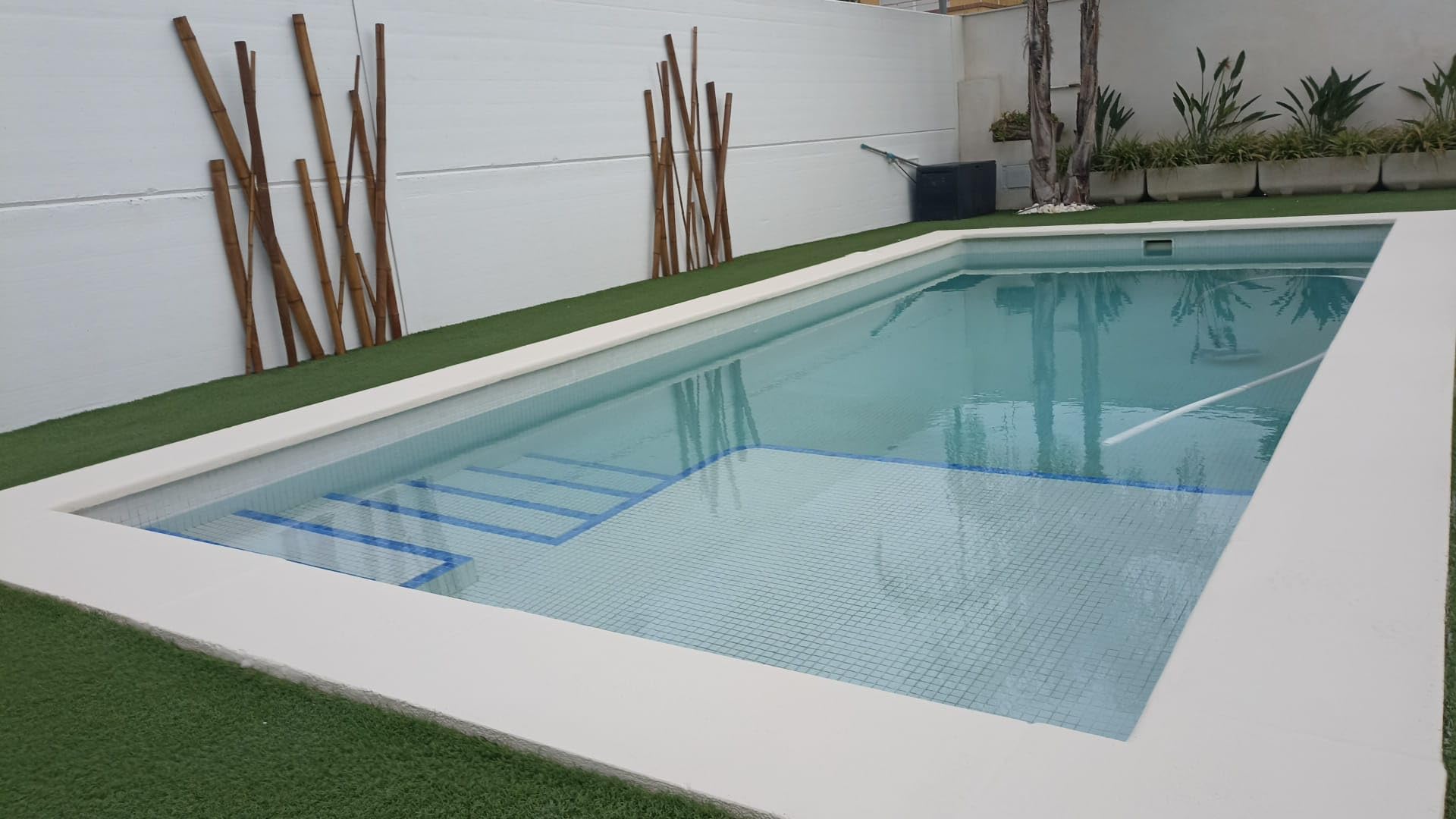 Tecno Prodist RENOVATEC CORONA Vernice per piscine by 11 Kg - BIANCO SABBIA - Vernice per bordo vasca o del bordo in pietra – Pittura Antiscivolo - Resistenza e durata - Facile applicazione