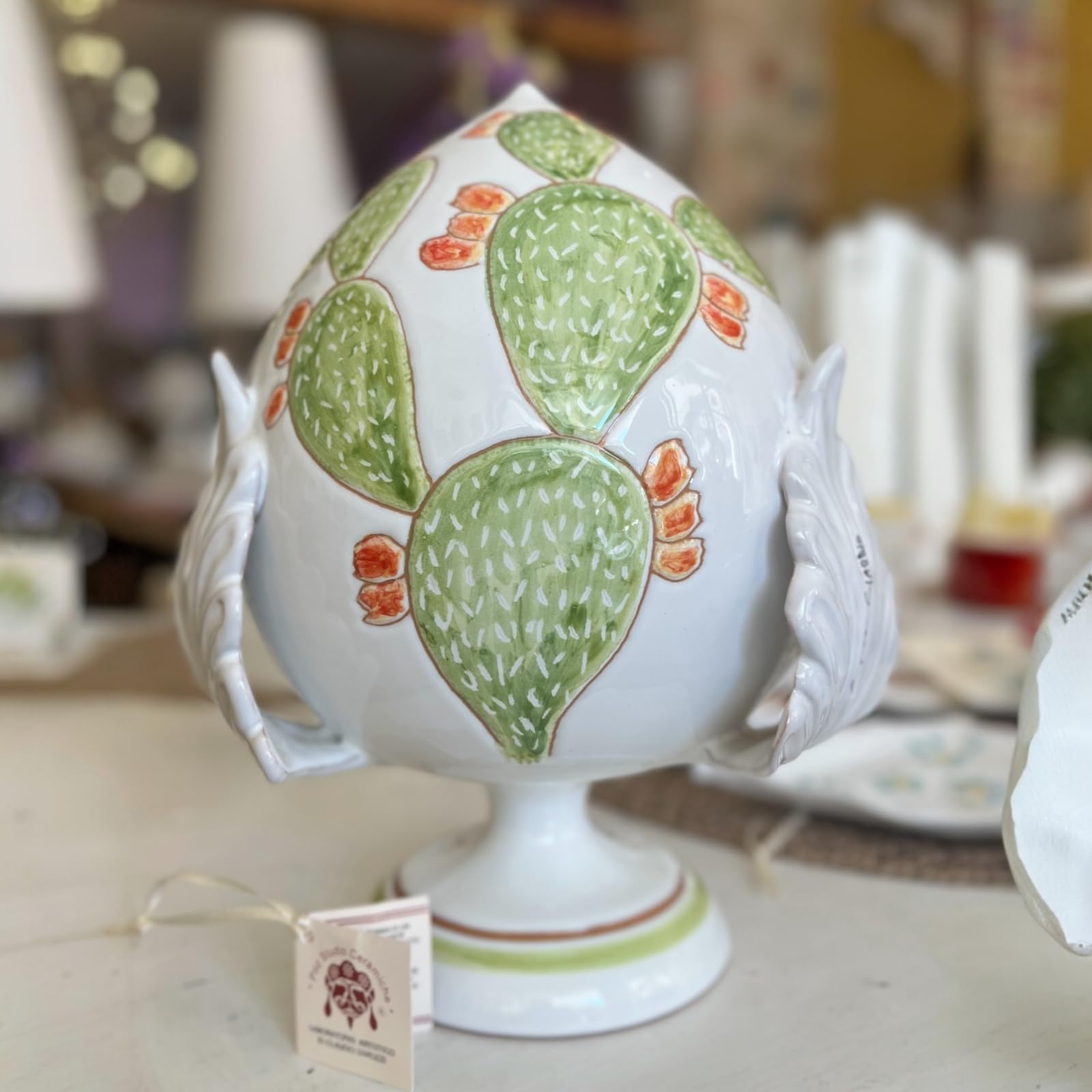 Pumo Pugliese in Ceramica, Bianco con Decorazioni Fico d'India, Pezzo Unico Firmato dall'Autore, 25 cm