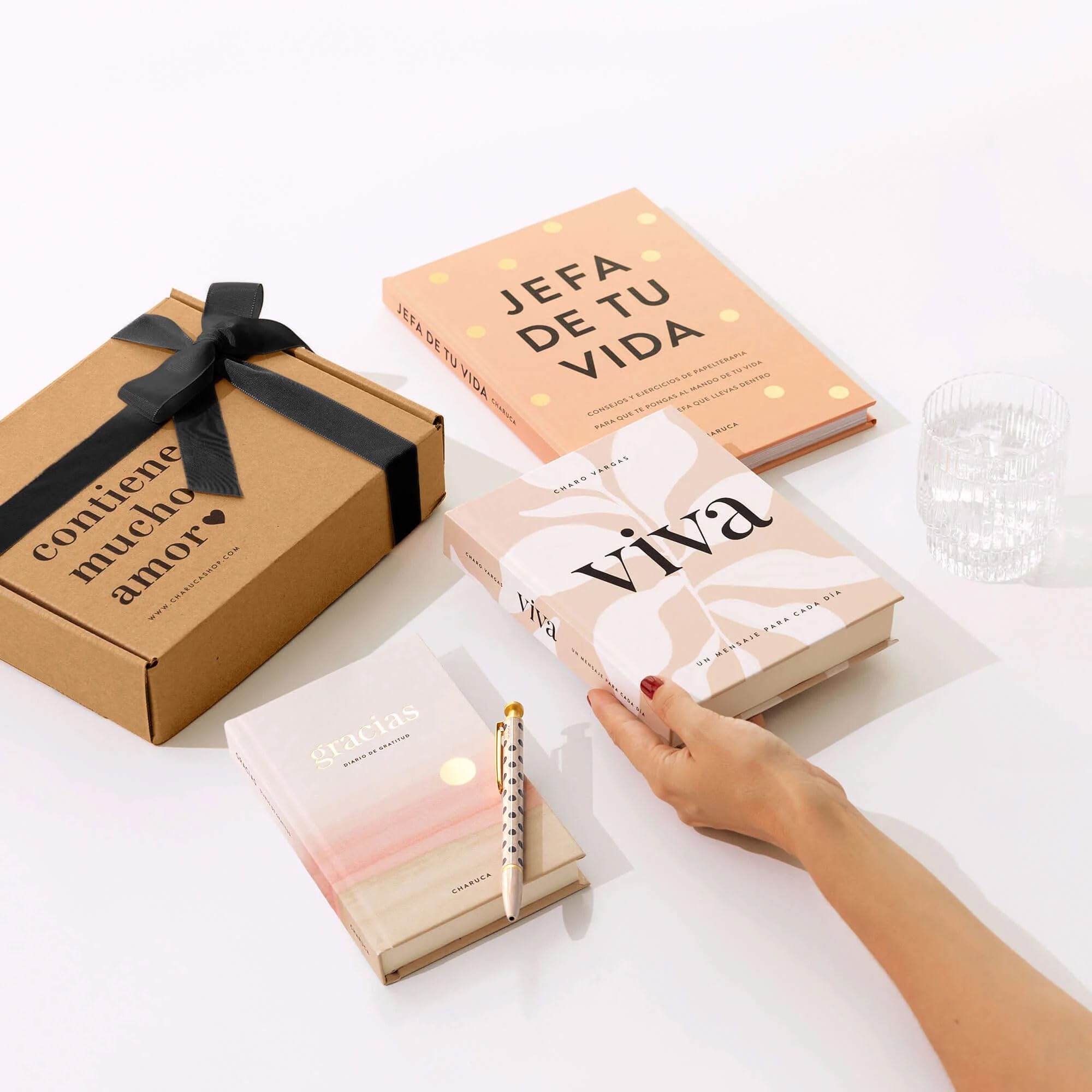 Pack Charuca "Cambio de Rumbo" - Libros Viva y Jefa de tu Vida + Diario de Gratitud + Bolígrafo Ivory ¿Y si a la fuerza de VIVA le sumas la revolución de JEFA DE TU VIDA y el poder de la gratitud?