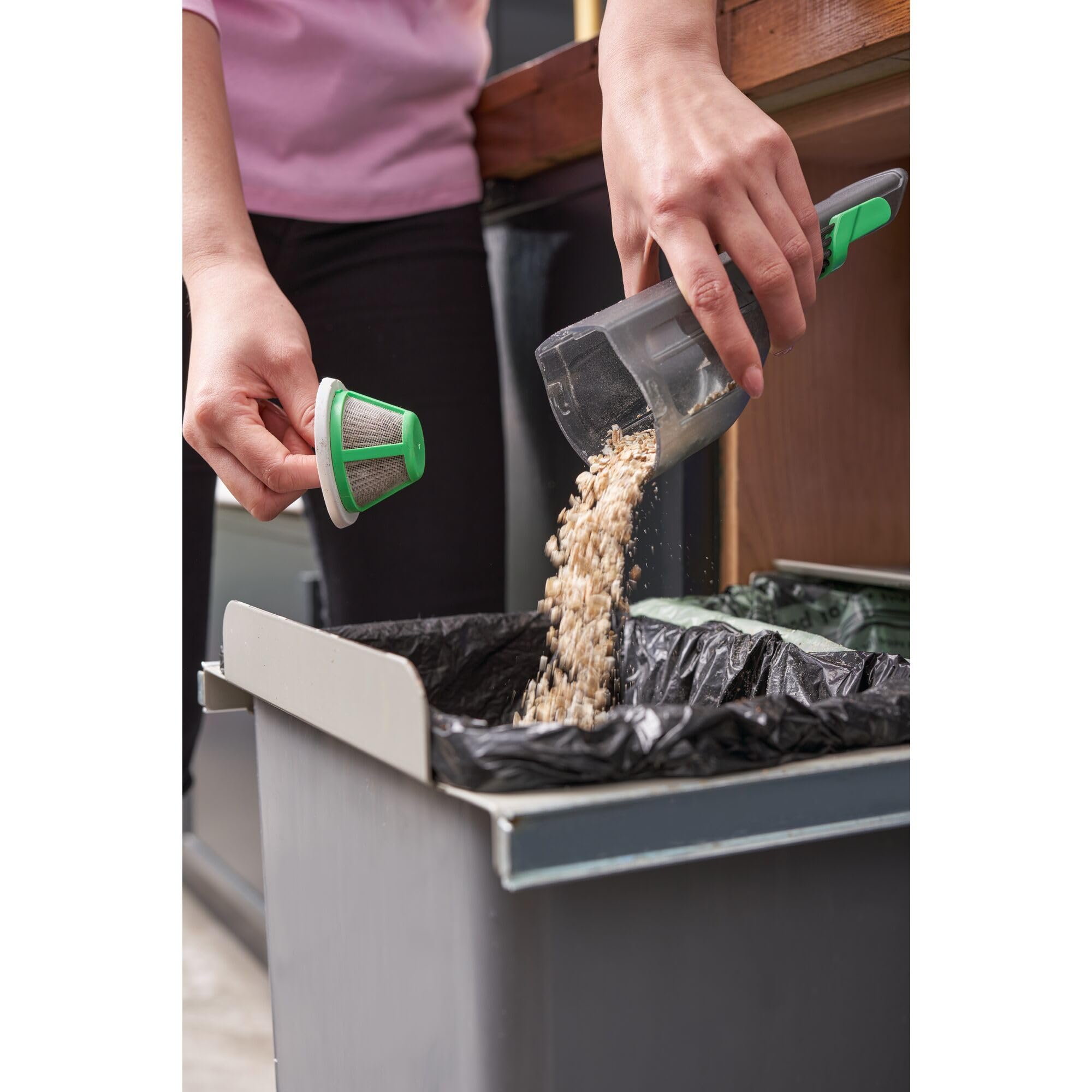 Black+Decker REVHV8CA-QW Aspirabriciole Manuale REVIVA 7.2 V, Bianco e Verde