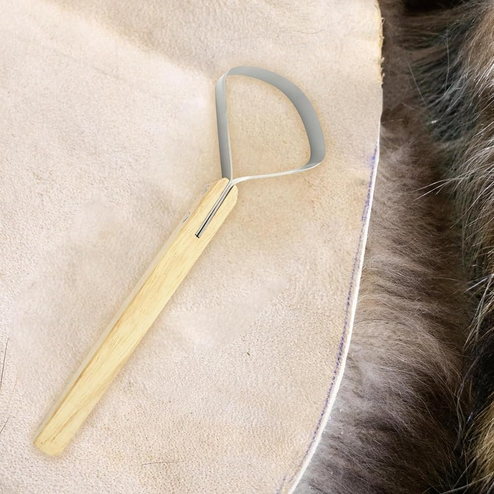 Bei Taglio Di Capelli E Abbronzatura Abbastanza Alla Moda Della Giovane Donna Image32816744