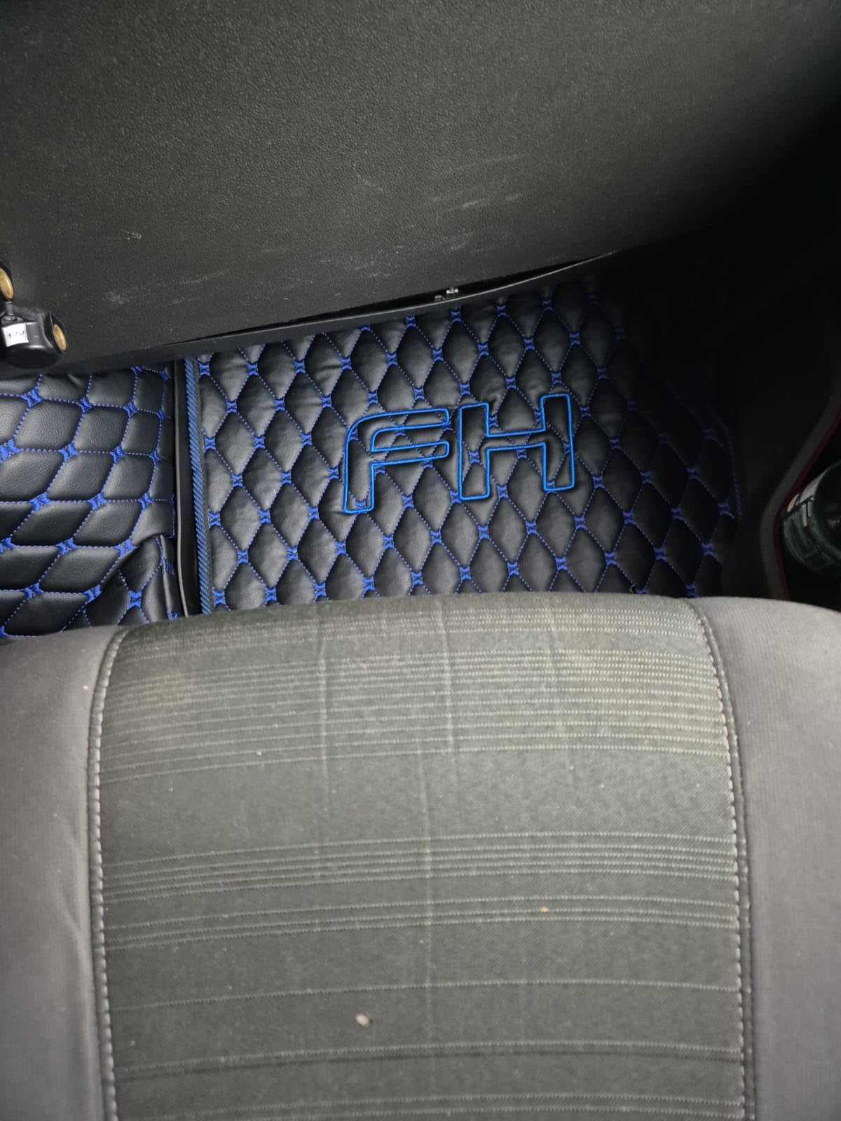 Juego de alfombrillas compatibles con VOLVO FH 4 FH 5 (negro (hilo azul))