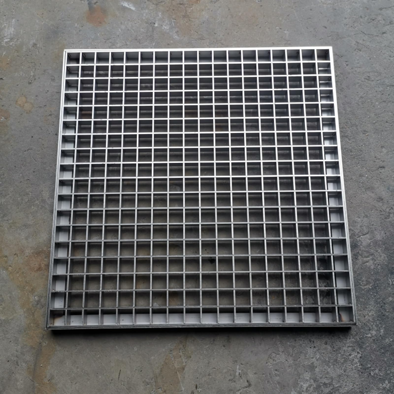 Schachtabdeckung Rund, Lichtschachtabdeckung, Rost- Und Alterungsschutz, Geeignet für Wasserstraßen, Innenhöfe, Garagen(20x20x3cm/8x8x1.2in)