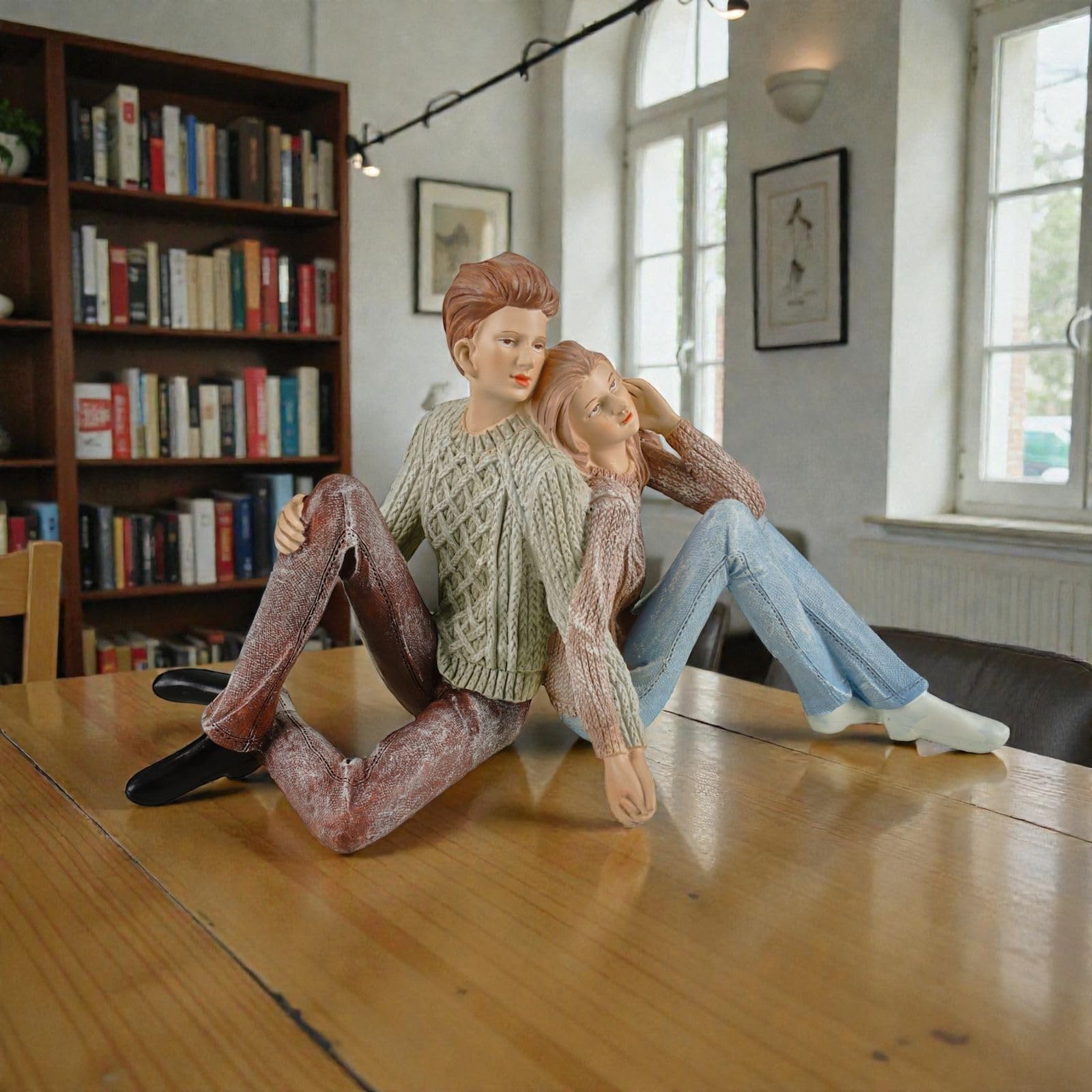 formano Dekofigur Paar sitzend handbemalt Moderne Wohnraum Deko Figur 34 x 19 cm - Mann Frau Skulptur bunt aus Polyresin - stilvolle Liebesfigur für Regal, Sideboard & Geschenkidee