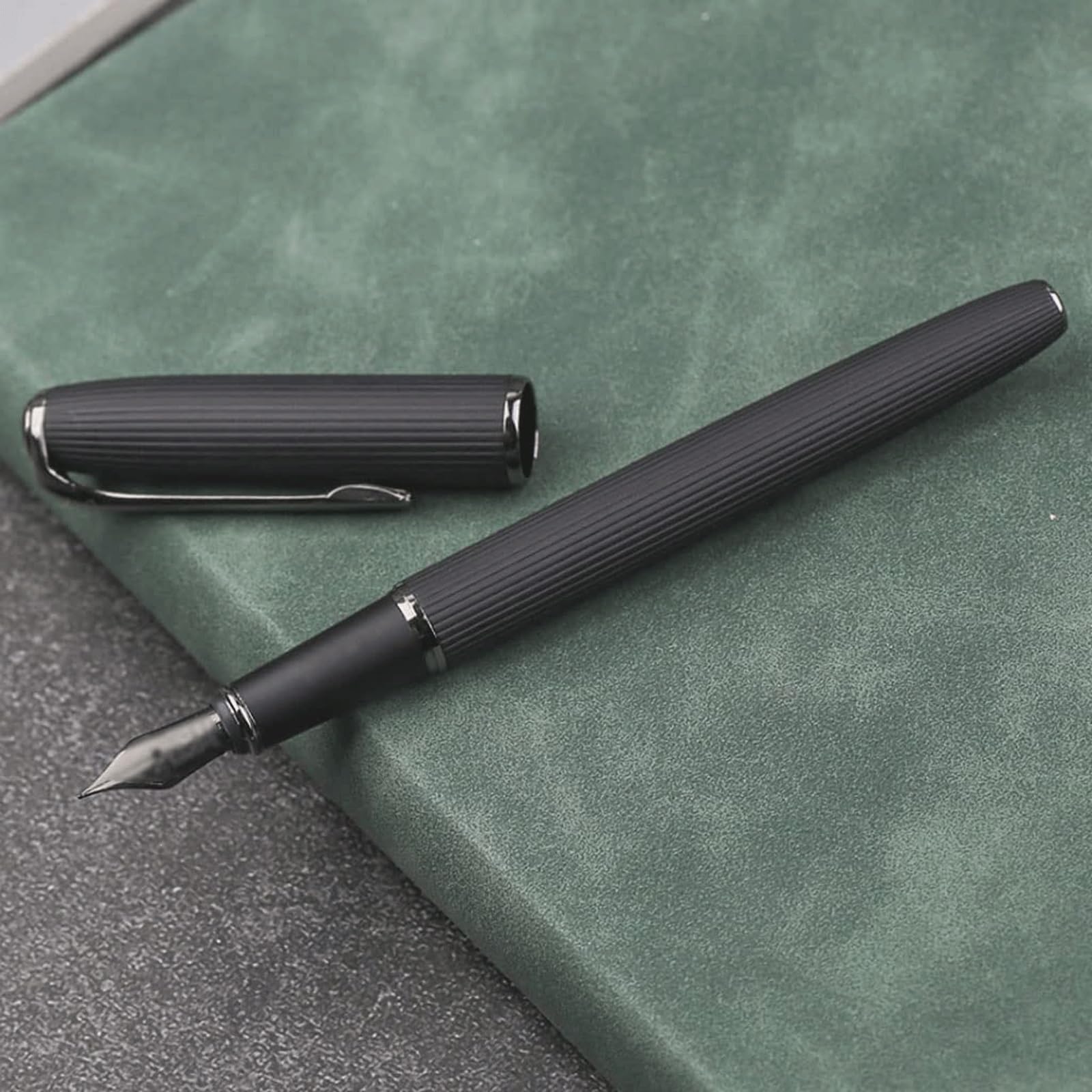 Füllfederhalter mit 0,38 mm E-Feder, Schreibübungsstift aus Metall, Kalligrafie-Set, Schul- und Bürobedarf, Unterschriftenstift for Damen und Herren(Rosso)