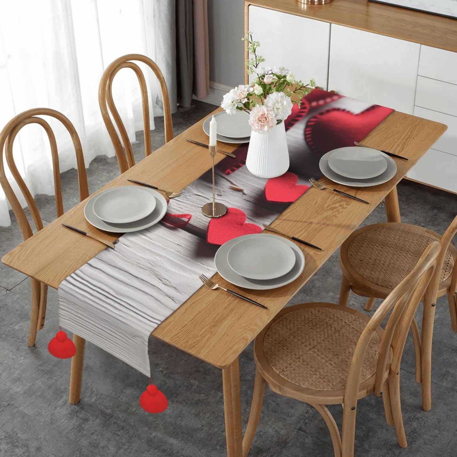 Chemin de table en lin avec cœurs rouges pour nappe romantique