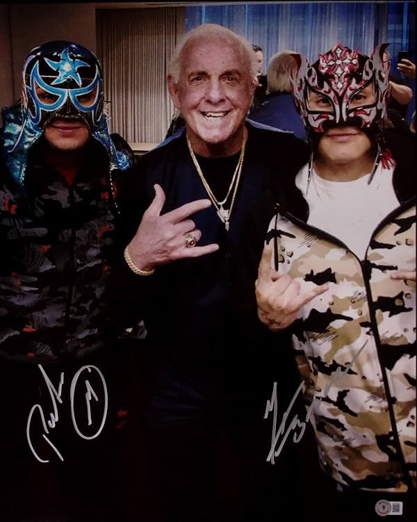 Foto firmada de Penta Pentagon Jr. Rey Fenix 16x20 BAS COA WWE AEW AAA con Ric Flair - Fotos de lucha libre autografiadas