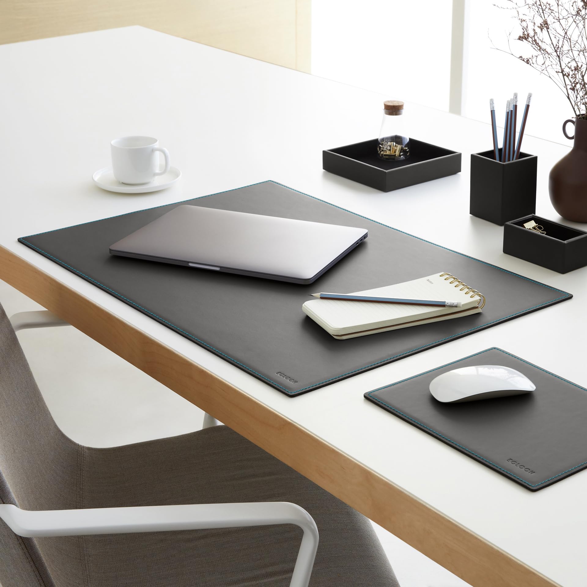 Eglooh - Mercurio Deluxe - Sottomano Scrivania Ufficio in Cuoio Grigio Antracite - cm 65x45 - Eleganti Cuciture Blu in Contrasto e Fondo Antiscivolo - Made in Italy
