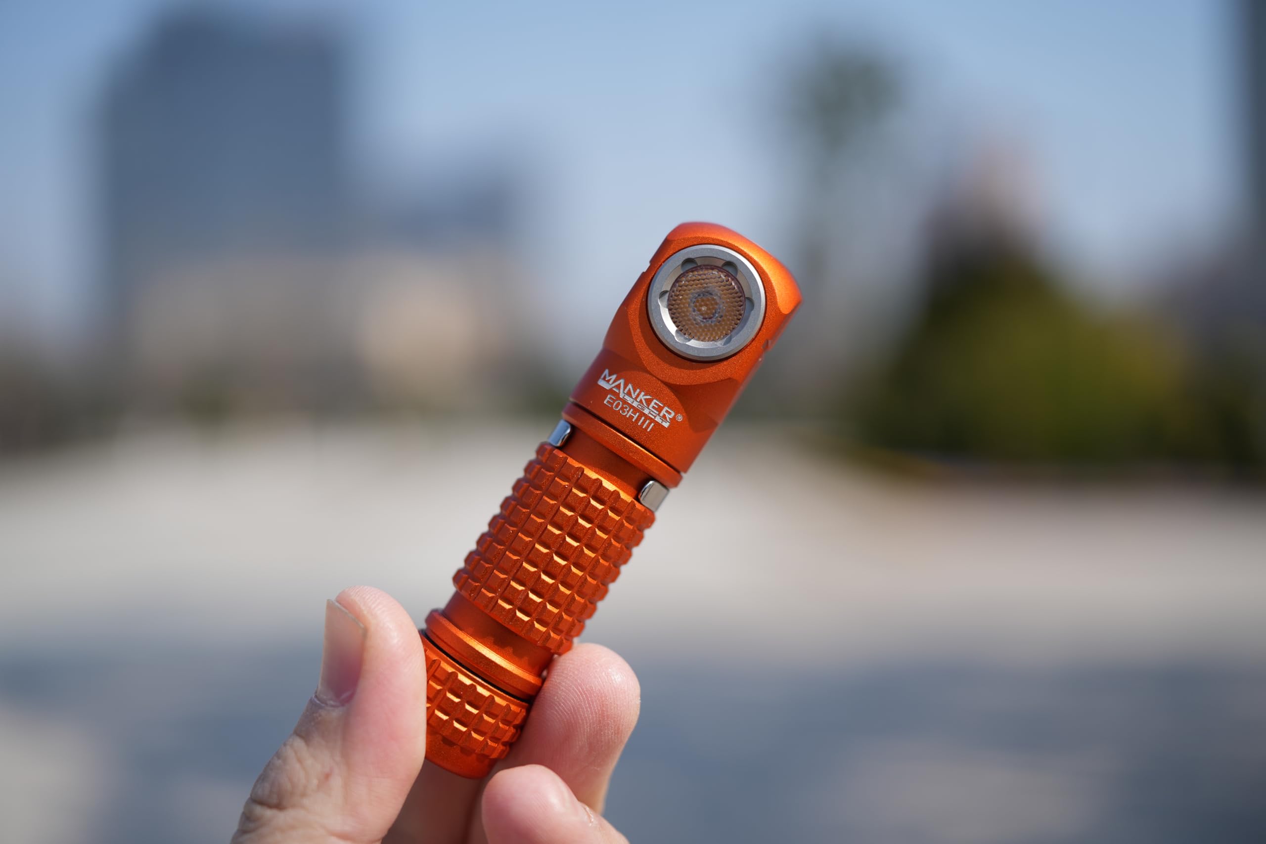 Manker E03H III wiederaufladbare Stirnlampe, 1200 Lumen, Mini-Taschenlampe mit Clip, 90 Grad EDC AA rechtwinklige Taschenlampe mit Kopfband und Magnetschwanz, Orange