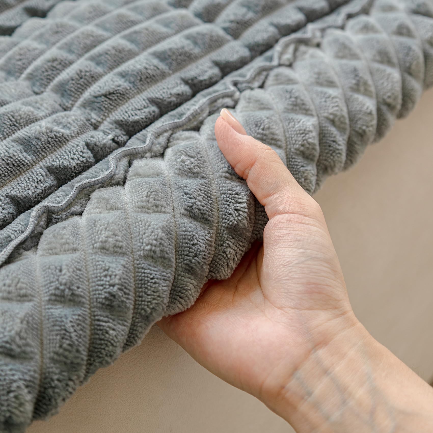 Flanell Sofaüberwurf - rutschfeste Sofadecke mit Extra Dicke PP-Baumwolle, Maschinenwaschbar, Haustierfreundlich, Couchschutz für Sofa (Hellgrau, 70x150 cm)