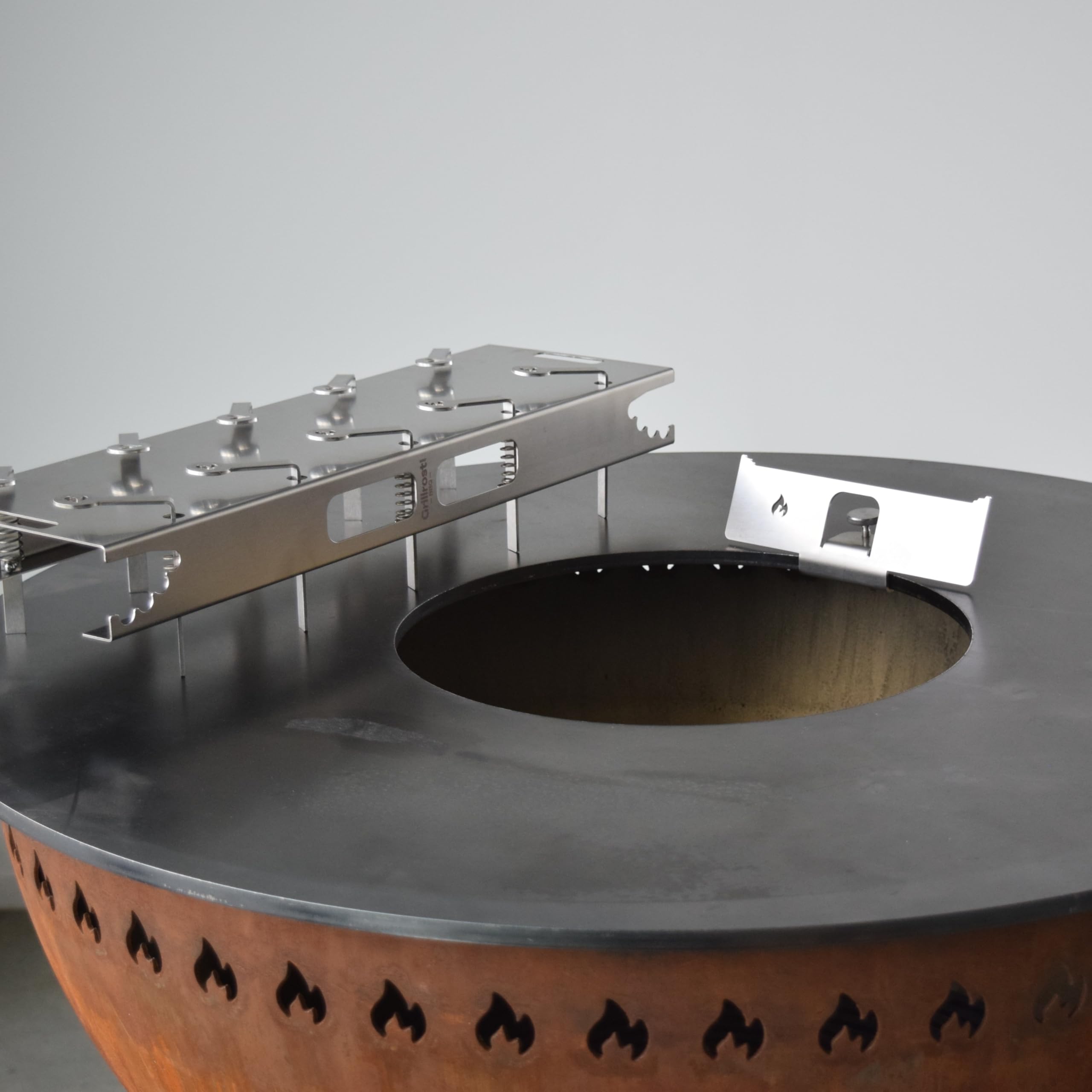 Grillrost.com Das Original Adapter für Flammlachshalter - Zur Befestigung an jeder Feuerplatte