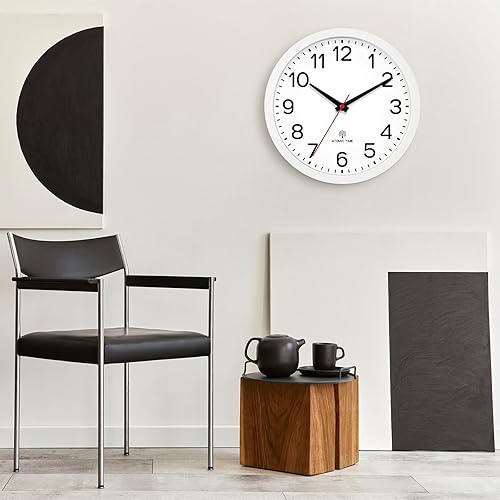 Miniatura 9 de AKCISOT Reloj de Pared Atómico de 10 Pulgadas Relojes Analógicos para Cocina Interior - Reloj Silencioso Operado con Batería para Dormitorio Oficina