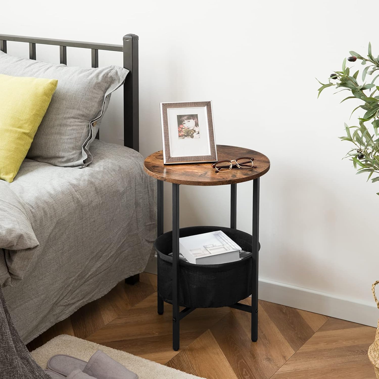 HOOBRO Round Side Table with Removable and Washable Storage Basket, Industrial End Table, Wood Look Accent Nightstand for Small Spaces, Living Room and Bedroom, Easy Assembly, Rustic Brown BF63BZ01