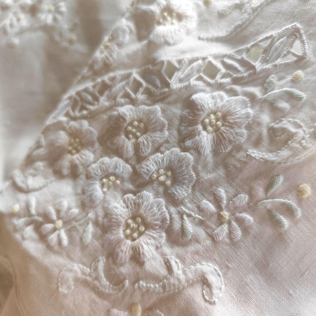 立体手刺繍フラワーたっぷり ほんのり色糸 美しいリネンクロス 立体手刺繍フラワーたっぷり ほんのり色糸 美しいリネンクロス
