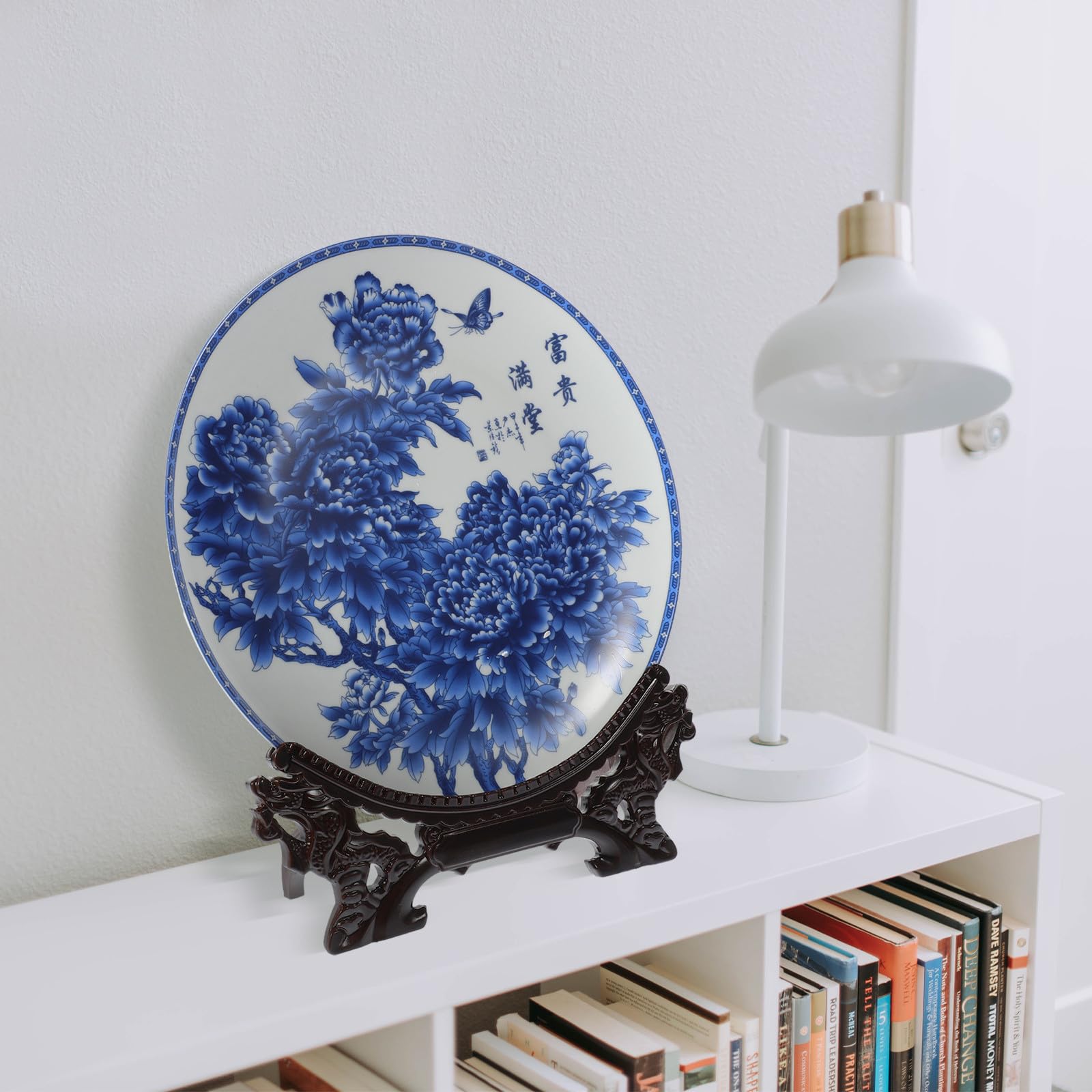 Operitacx Plato Decorativo de Cerámica Azul y Blanco con Soporte de Madera, Juego de 1 Set para Decoración y Obsequio, Fácil de Limpiar y Diseño Creativo