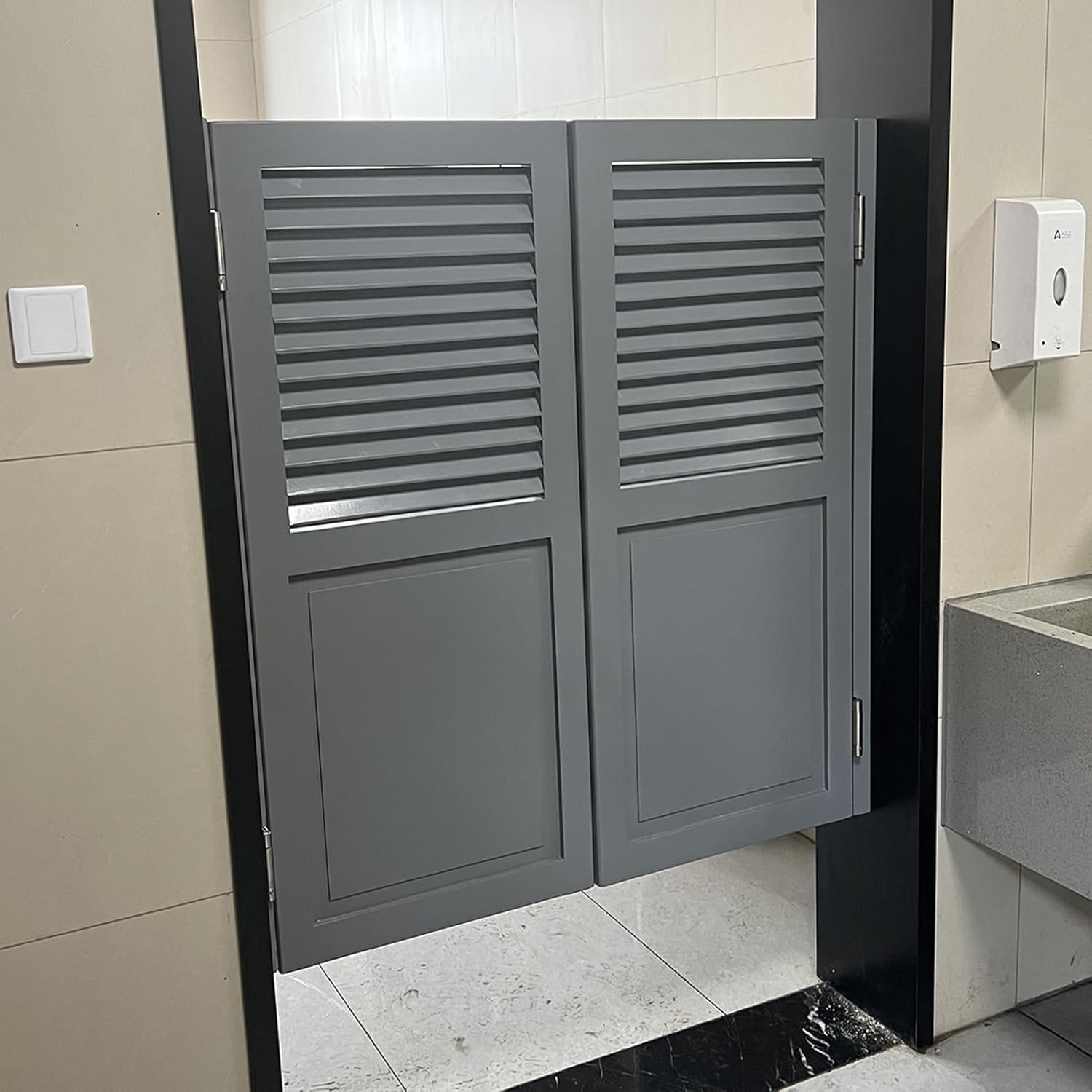 Porte battante de cuisine grise pour séparer sans fermer